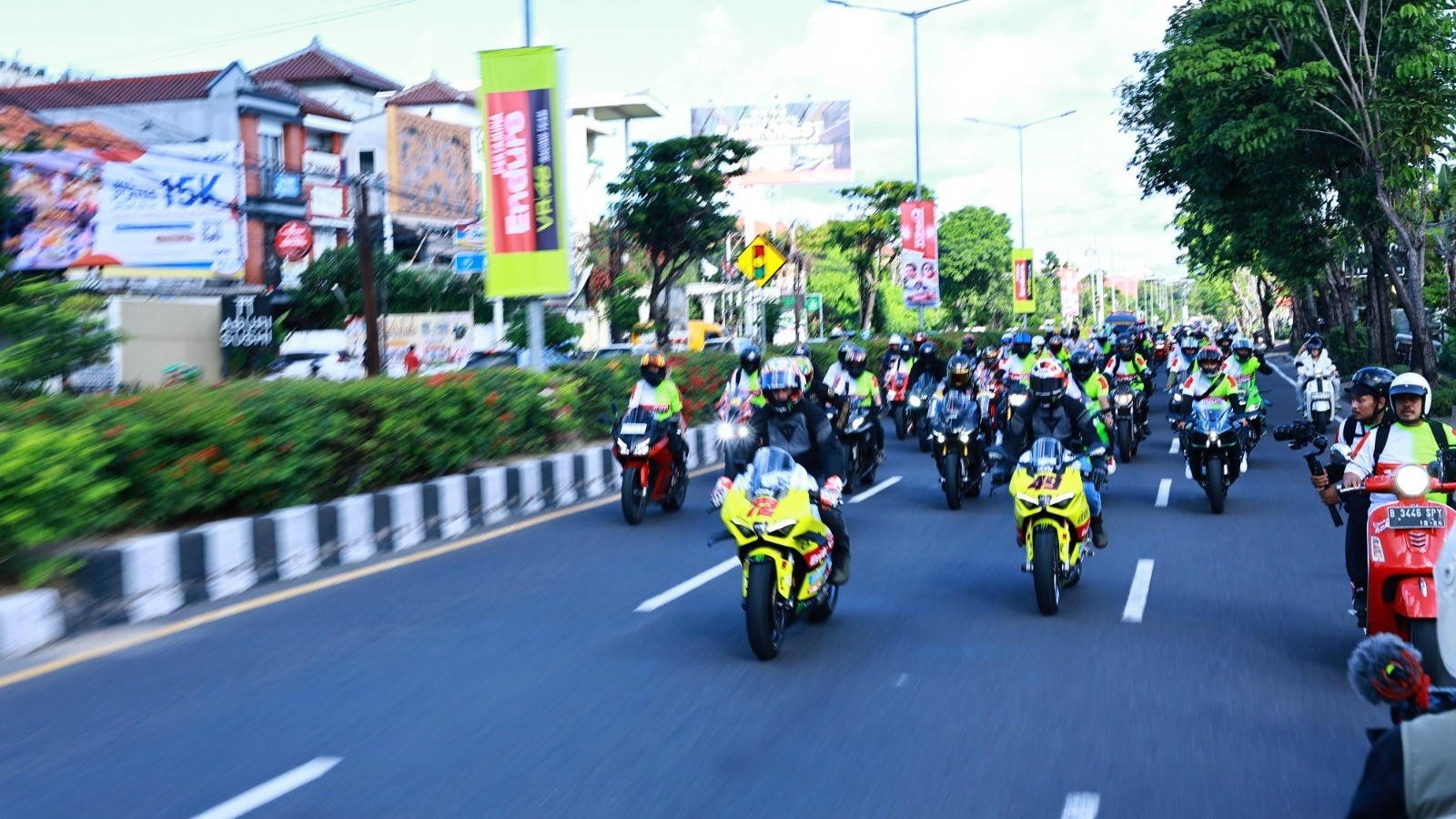 Dua pembalap Pertamina Enduro VR46 Racing Team Fabio Di Giannantonio dan Marco Bezzecchi Parade Bareng Komunitas Klub Motor Bali.