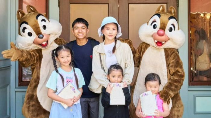 Betran Peto ikut Sarwendah liburan ke Disneyland Hongkong