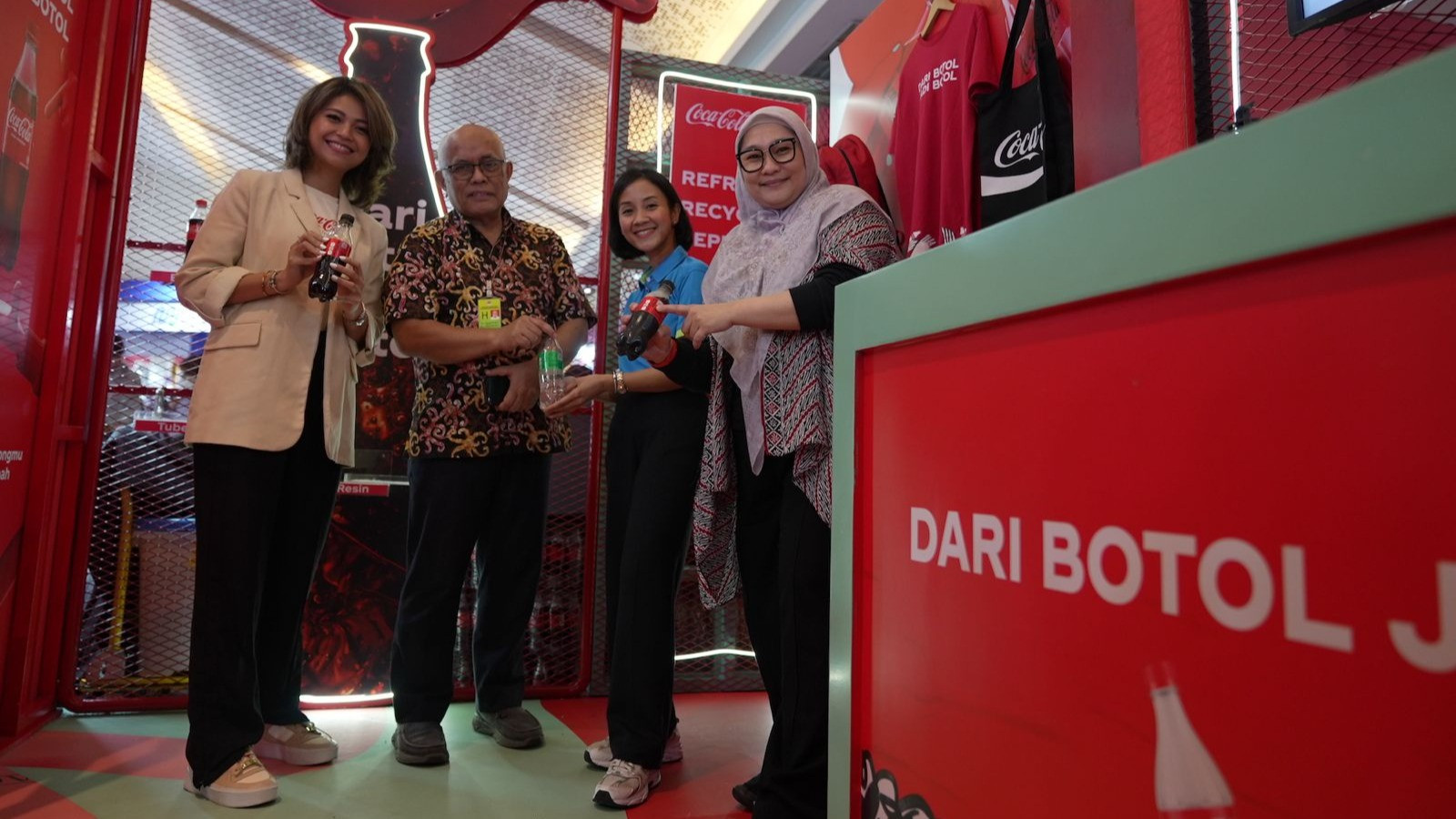 Menyambut ulang tahun ke-490 kota Jakarta, Coca-Cola Indonesia membuka gerai edukasi daur ulang bertajuk ‘Dari Botol Jadi Botol’ di Jakarta Fair Kemayoran (JFK) 2024.