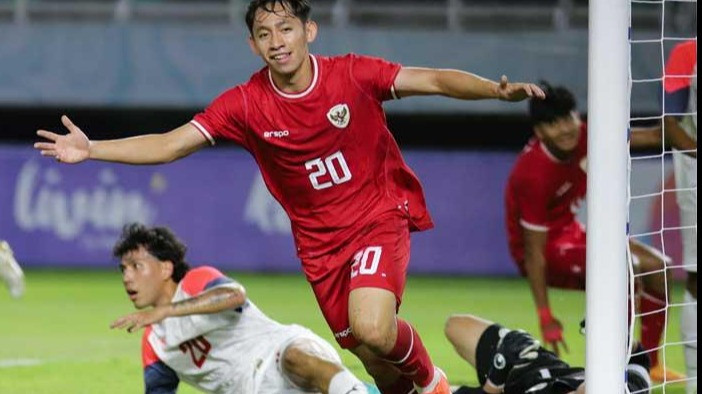 Arlyansyah Abdulmanan selebrasi usai cetak gol ke gawang Timnas Filipina dalam pertandingan penyisihan Grup A Piala ASEAN U-19 Boys Championship. Source: ANTARA FOTO/Rizal Hanafi