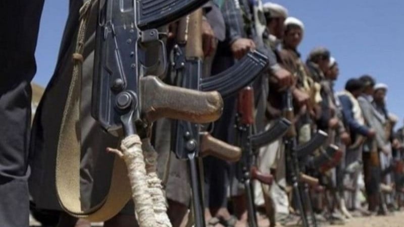 Arsip - Pasukan Houthi berbaris sambil memegang senjata api.