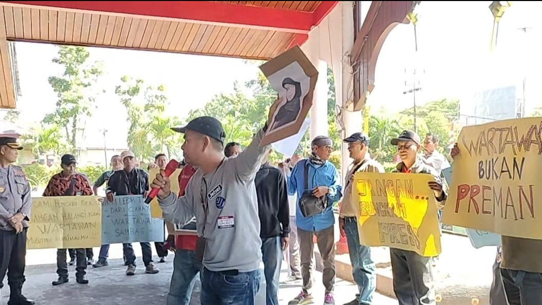 Wartawan Kabupaten Sambas bersama LSM dan Ormas melakukan Aksi Damai di Kantor Dinas Komunikasi Dan Informasi (PPID) Kabupaten Sambas dan Kantor DPRD Kabupaten Sambas