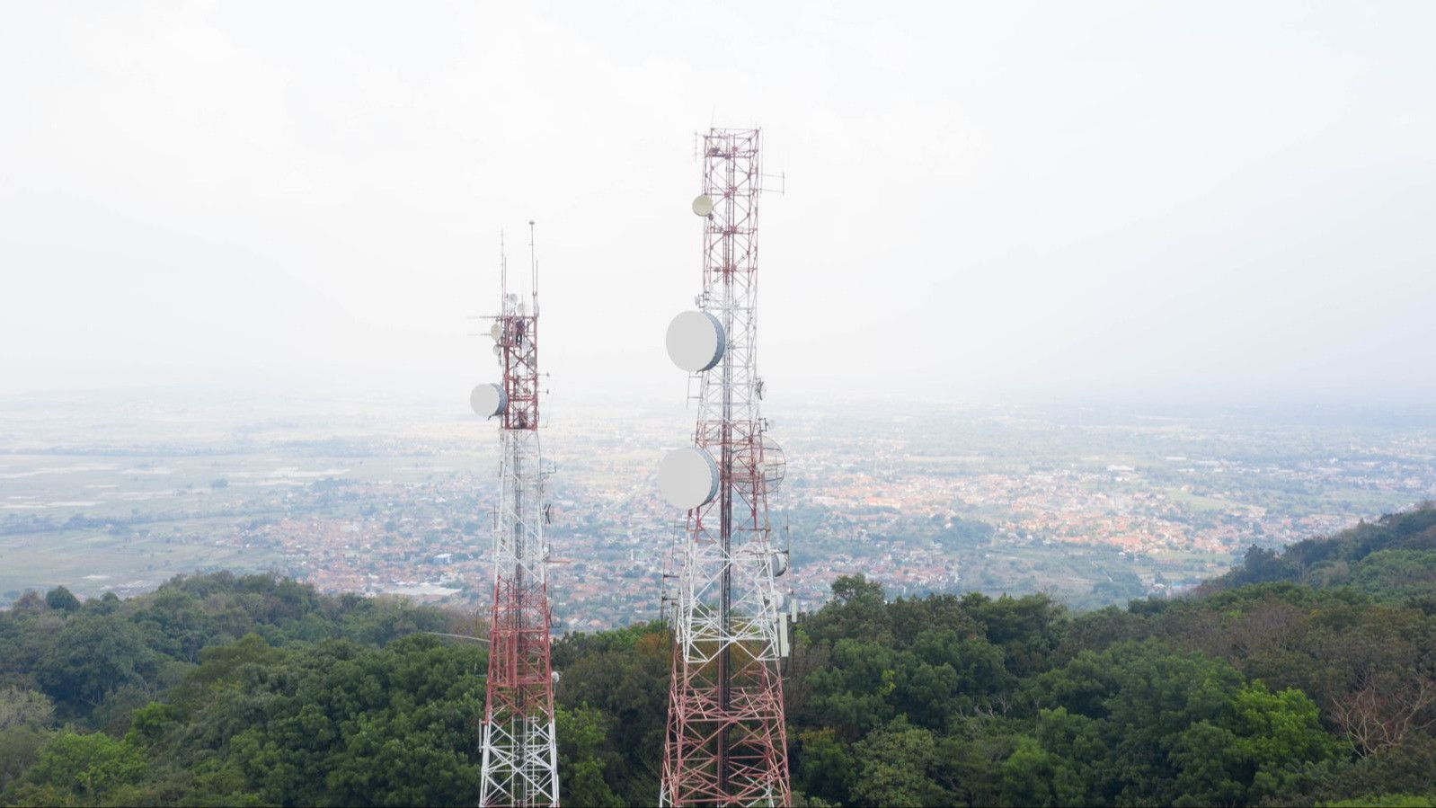 PT Telkom Indonesia (Persero) Tbk (Telkom) menutup paruh tahun pertama dengan pertumbuhan positif pada pendapatan konsolidasi sebesar 2,5% YoY menjadi Rp75,3 triliun