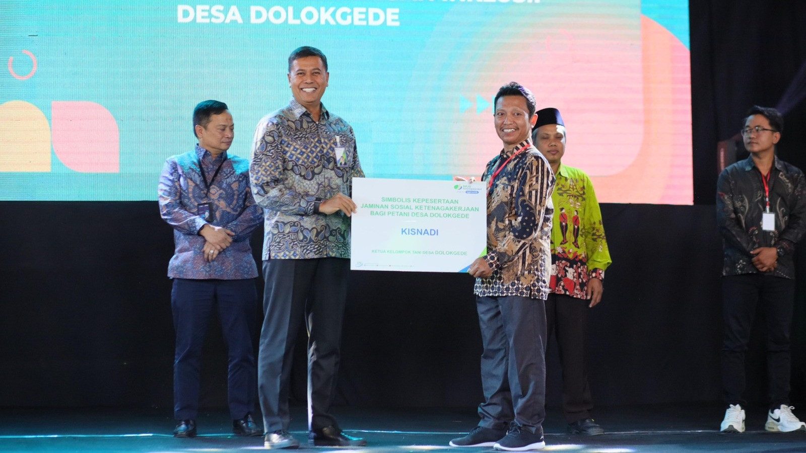 BPJS Ketenagakerjaan mendukung penuh program Ekosistem Keuangan Inklusif (EKI) yang diresmikan Otoritas Jasa Keuangan (OJK) di Gelanggang Olah Raga (GOR) Desa Dolok Gede, Kabupaten Bojonegoro.