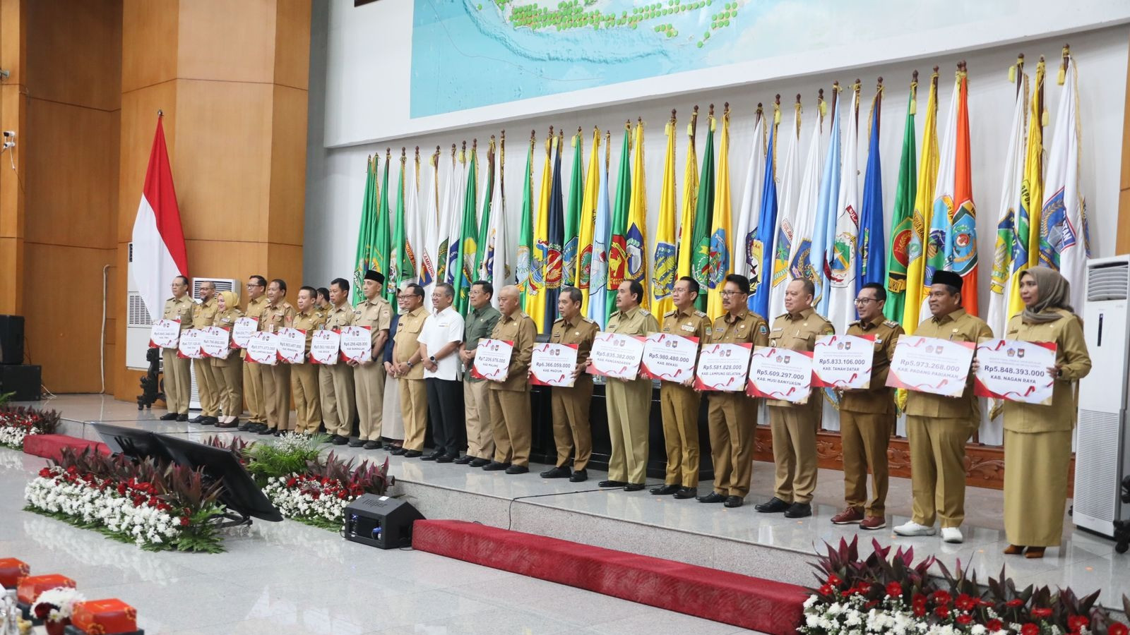 Kementerian Dalam Negeri (Kemendagri) bersama Kementerian Keuangan (Kemenkeu) memberikan penghargaan insentif fiskal kepada 50 pemerintah daerah (Pemda) yang dinilai berkinerja baik dalam mengendalikan inflasi.