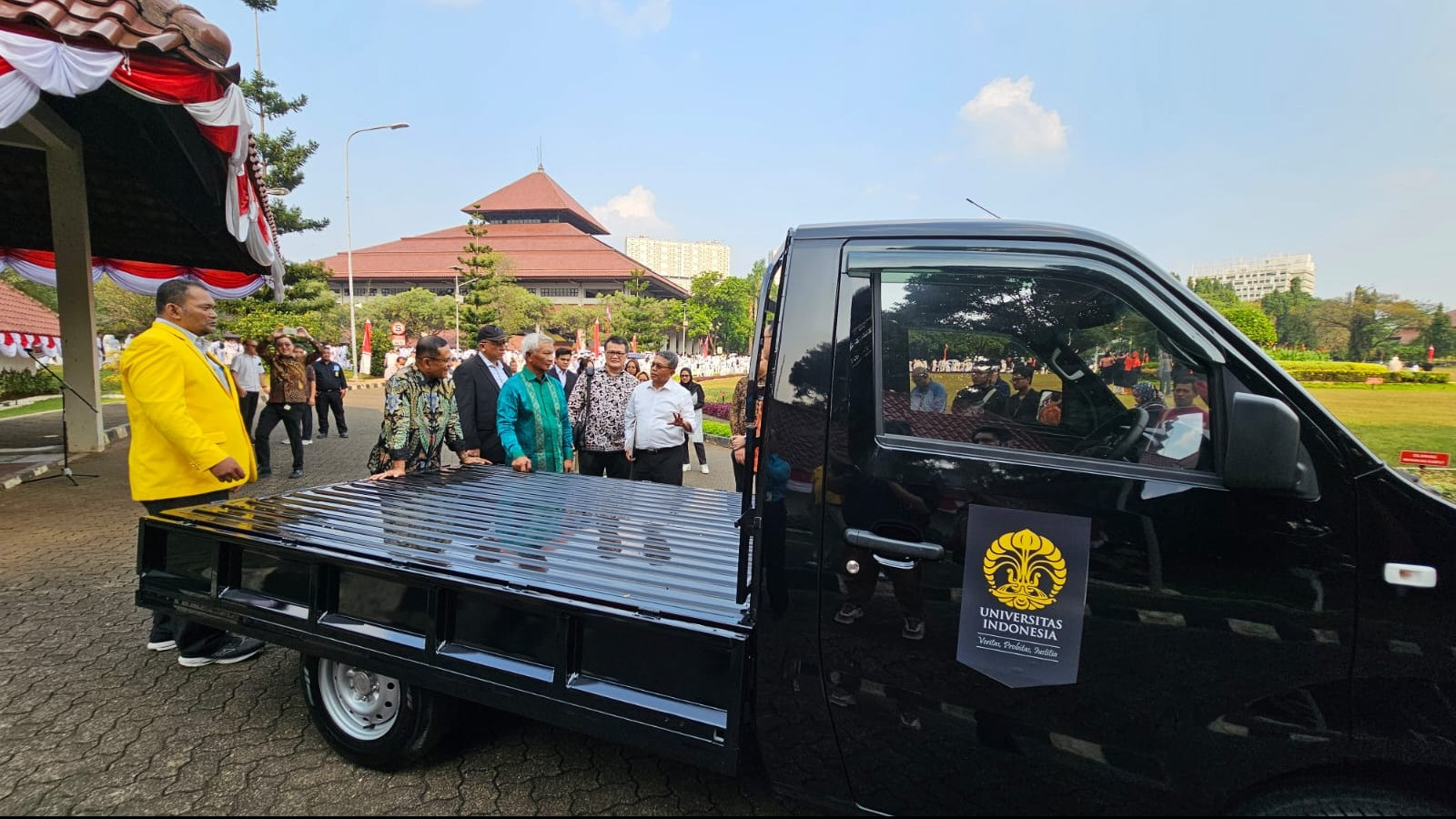 Bantuan hibah satu buah mobil pick up dari PT Sokon Indonesia Auto Mobile untuk operasional UPT asrama UI Depok itu disampaikan oleh mantan Menperin Saleh Husin.