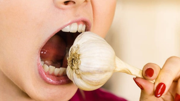 Manfaat bawang putih bagi kesehatan, dapat menurunkan kadar kolesterol dan risiko penyakit jantung. Source: istockphoto