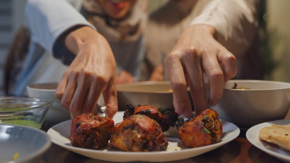 Kebiasaan makan malam bisa merubah fungsi kolesterol dalam tubuh, bahkan bisa membawa efek negatif bagi kesehatan. Source: istockphoto