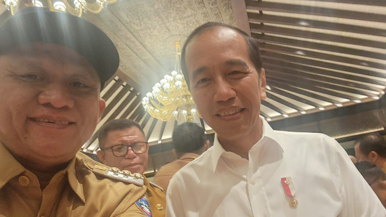 Bupati OKU Timur Ir. H. Lanosin, M.T. bersama dengan Presiden RI Ir. H. Joko Widodo