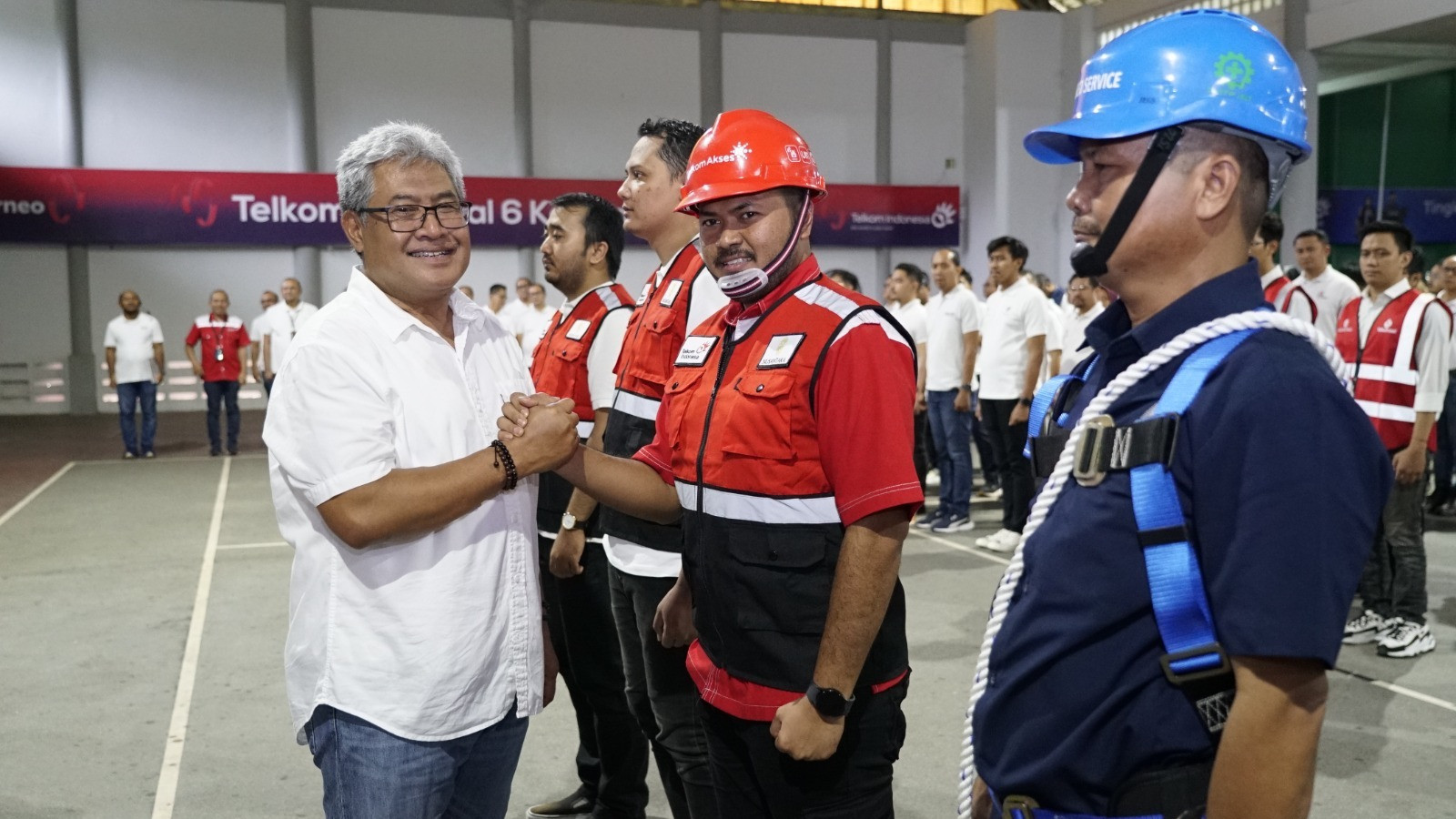 Direktur Network & IT Solution Telkom Herlan Wijanarko memimpin kegiatan Apel Kesiapan Satgas  Upacara HUT RI Ke-79 TelkomGroup di kantor Telkom Regional IV Kalimantan, Kamis (15/8)