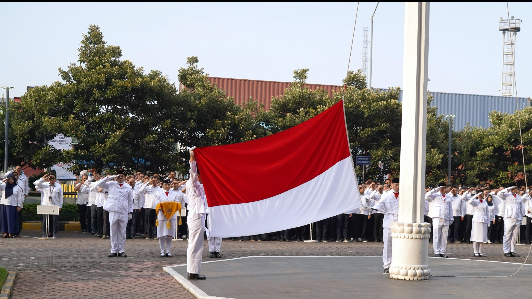 PT Pelabuhan Indonesia (Persero) atau Pelindo Regional 2  melangsungkan Upacara Kemerdekaan Republik Indonesia yang ke-79 di kawasan lapangan Pelindo Regional 2.