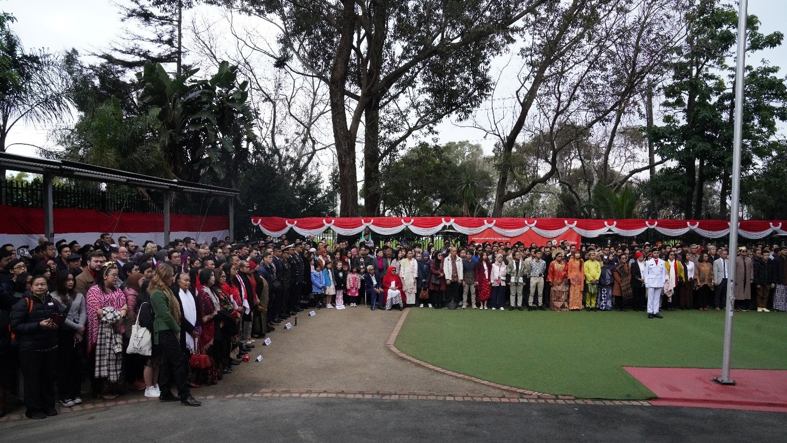 Meskipun cuaca mendung dan gerimis, semangat perayaan HUT ke-79 RI di Melbourne tetap berkobar.