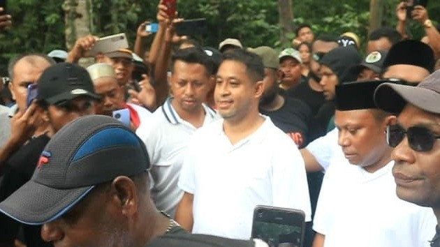 Pasangan Yohanis Manibuy dan Joko Lingara, yang dikenal dengan sebutan YO-JOIN, disambut dengan penuh antusias oleh ribuan masyarakat dan pendukung setibanya di Teluk Bintuni.