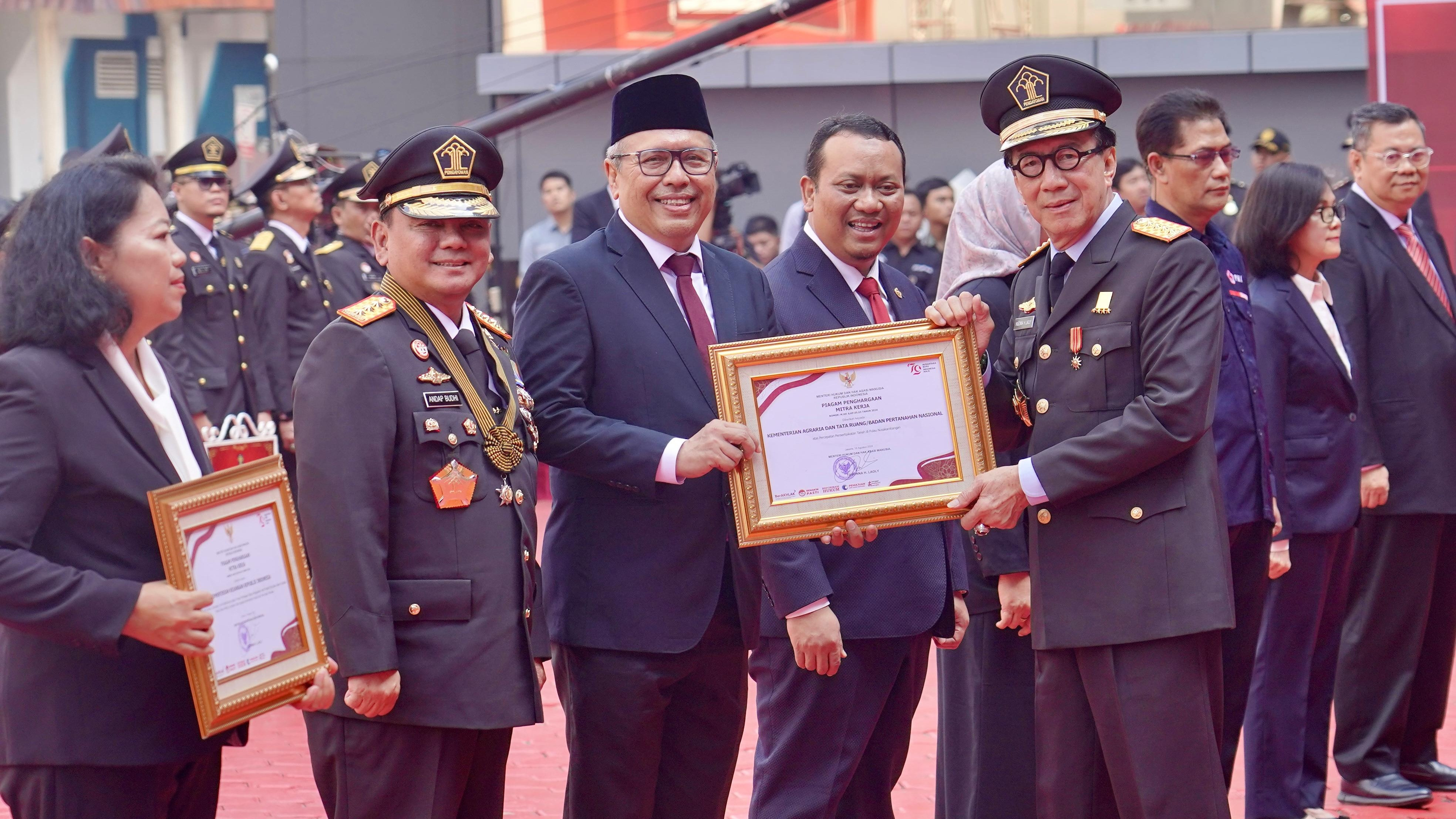 Kementerian Agraria dan Tata Ruang/Badan Pertanahan Nasional (ATR/BPN) menerima Piagam Penghargaan Mitra Kerja atas Percepatan Penyertipikatan Tanah di Pulau Nusakambangan.