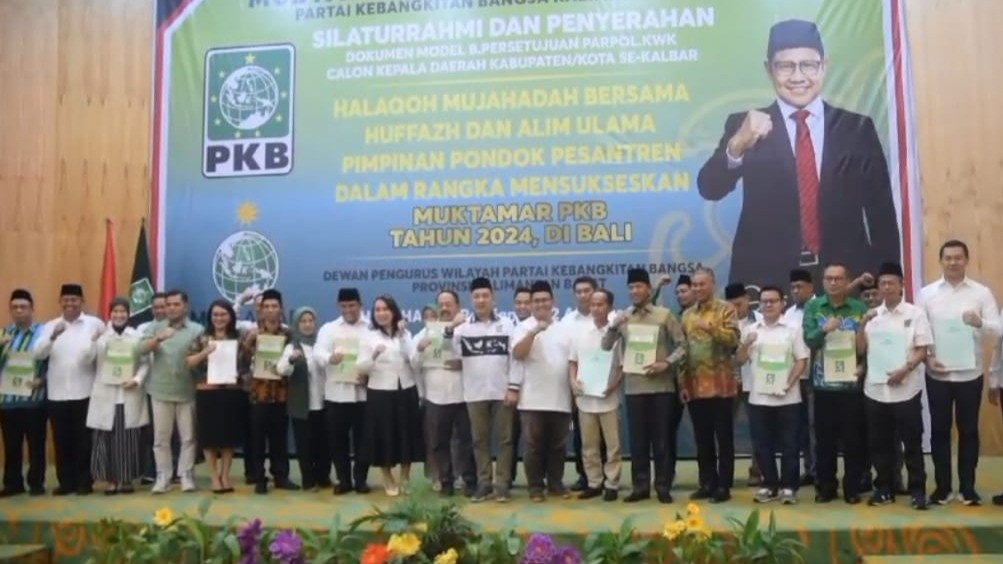 PKB Kalbar menyerahkan dokumen dukungan kepada 11 Bapaslon Kepala Daerah.