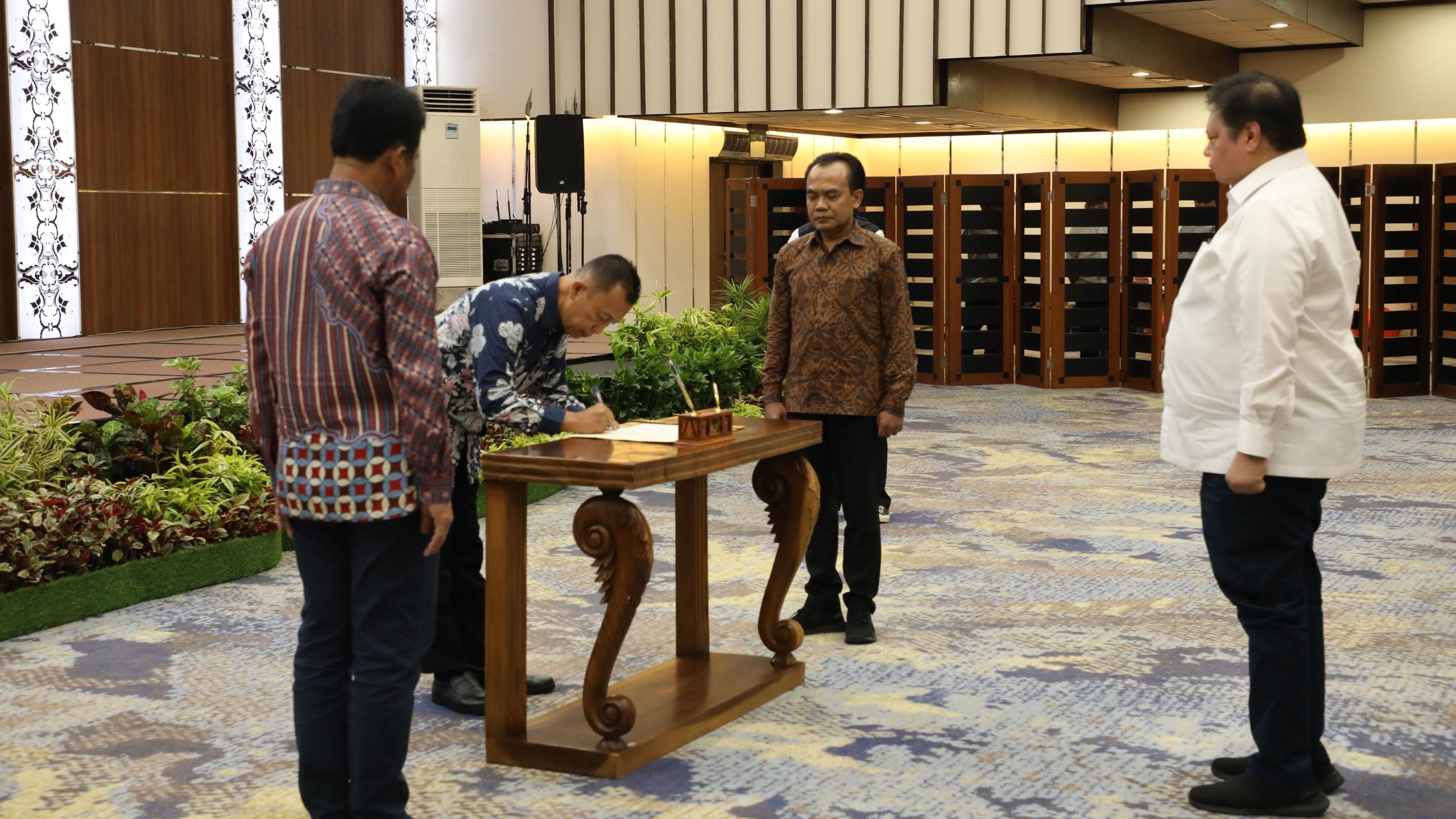 Menteri Koordinator (Menko) Bidang Perekonomian RI, Airlangga Hartarto melantik Dr. Alexander Zulkarnain sebagai Anggota Bidang Administrasi dan Keuangan BP Batam