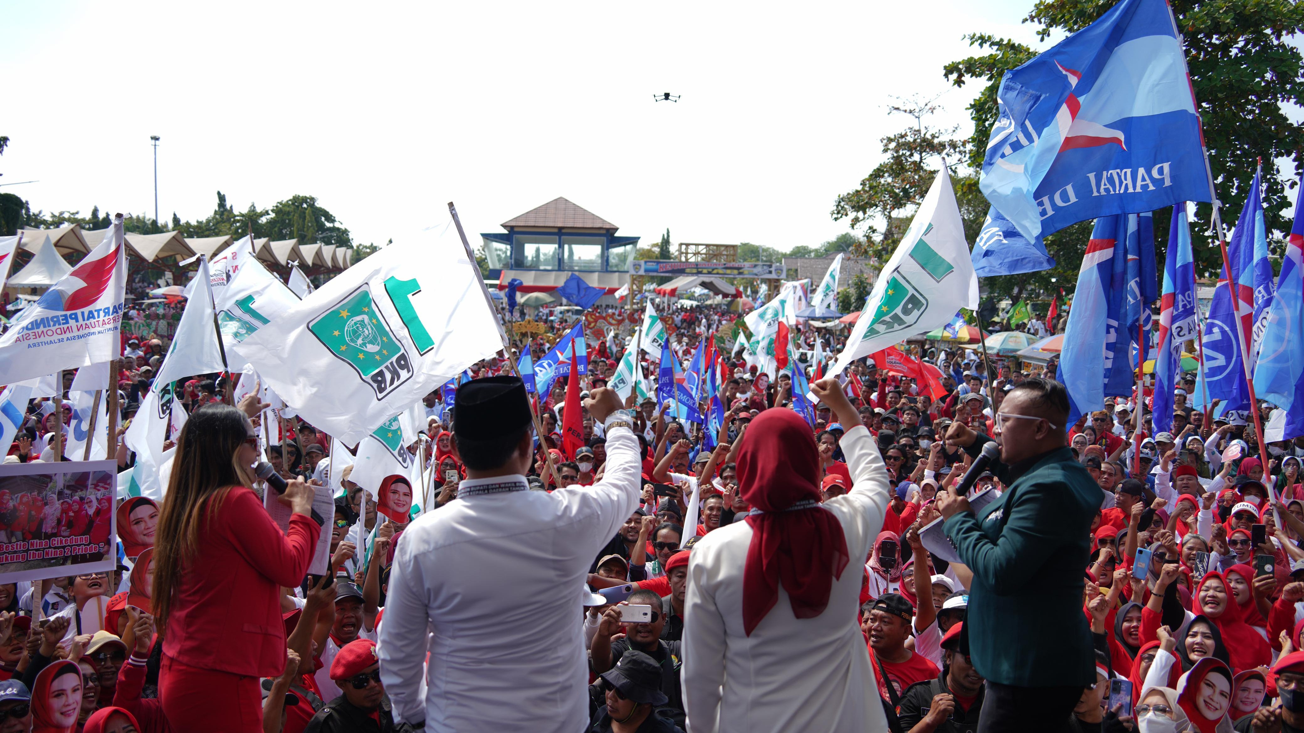 Puluhan ribu masyarakat pendukung pasangan Nina Agustina dan Tobroni mengadakan deklarasi akbar dan dilanjutkan long march ke KPUD Indramayu.