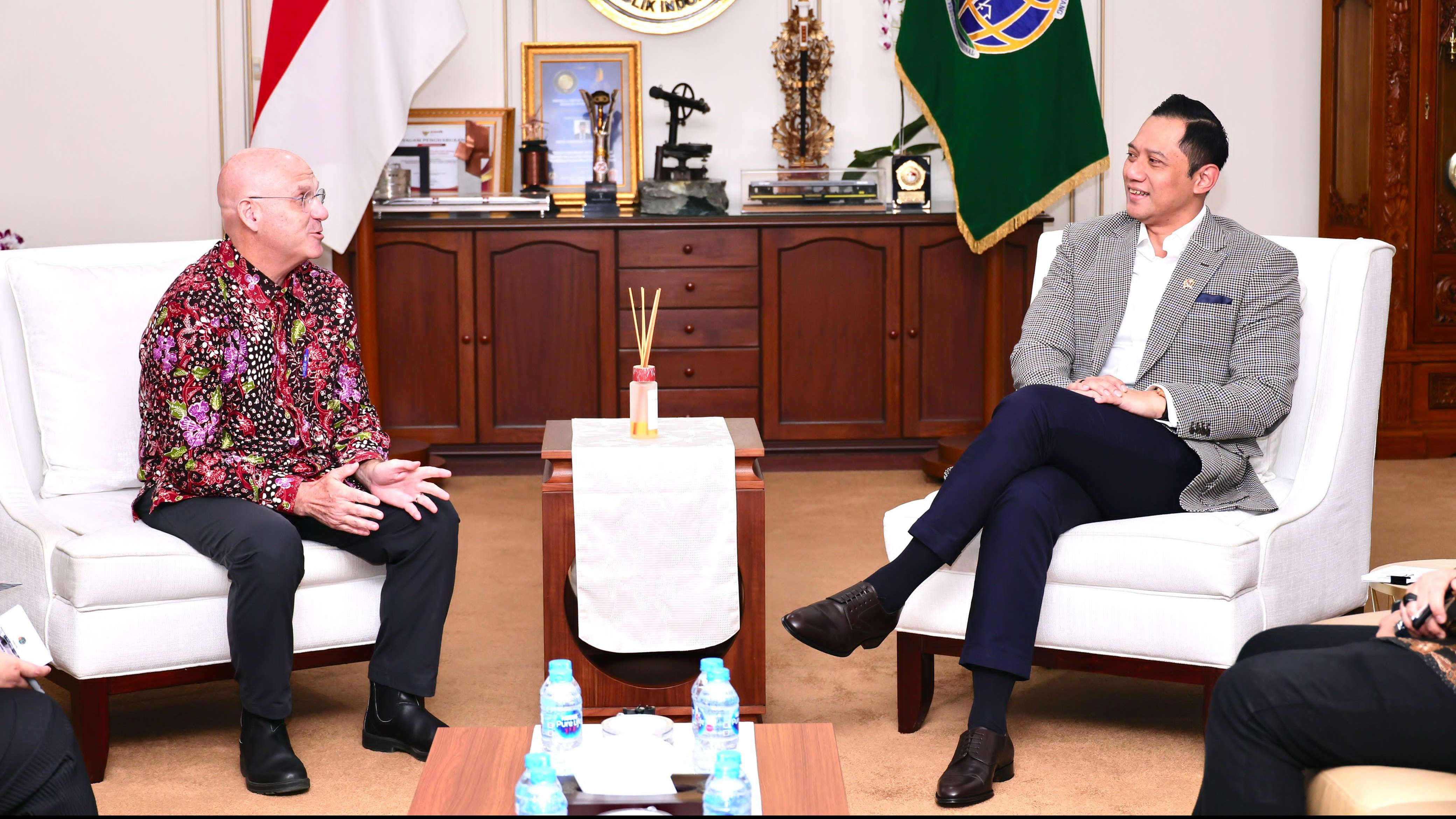 Menteri ATR/BPN Agus Harimurti Yudhoyono (AHY) melakukan pertemuan dengan Mission Director of United States Agency for International Development (USAID) Indonesia, Jeffery P. Cohen.