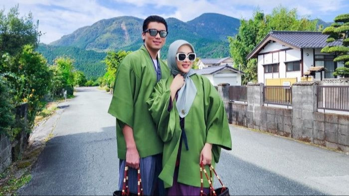 Setahun Sebelum Melahirkan, Syahrini Dibilang Tak Lama Bakal Cerai dengan Reino Barack, Jeng Nimas Bahkan Sudah Meramalnya, tapi Hasilnya Begini
            - galeri foto