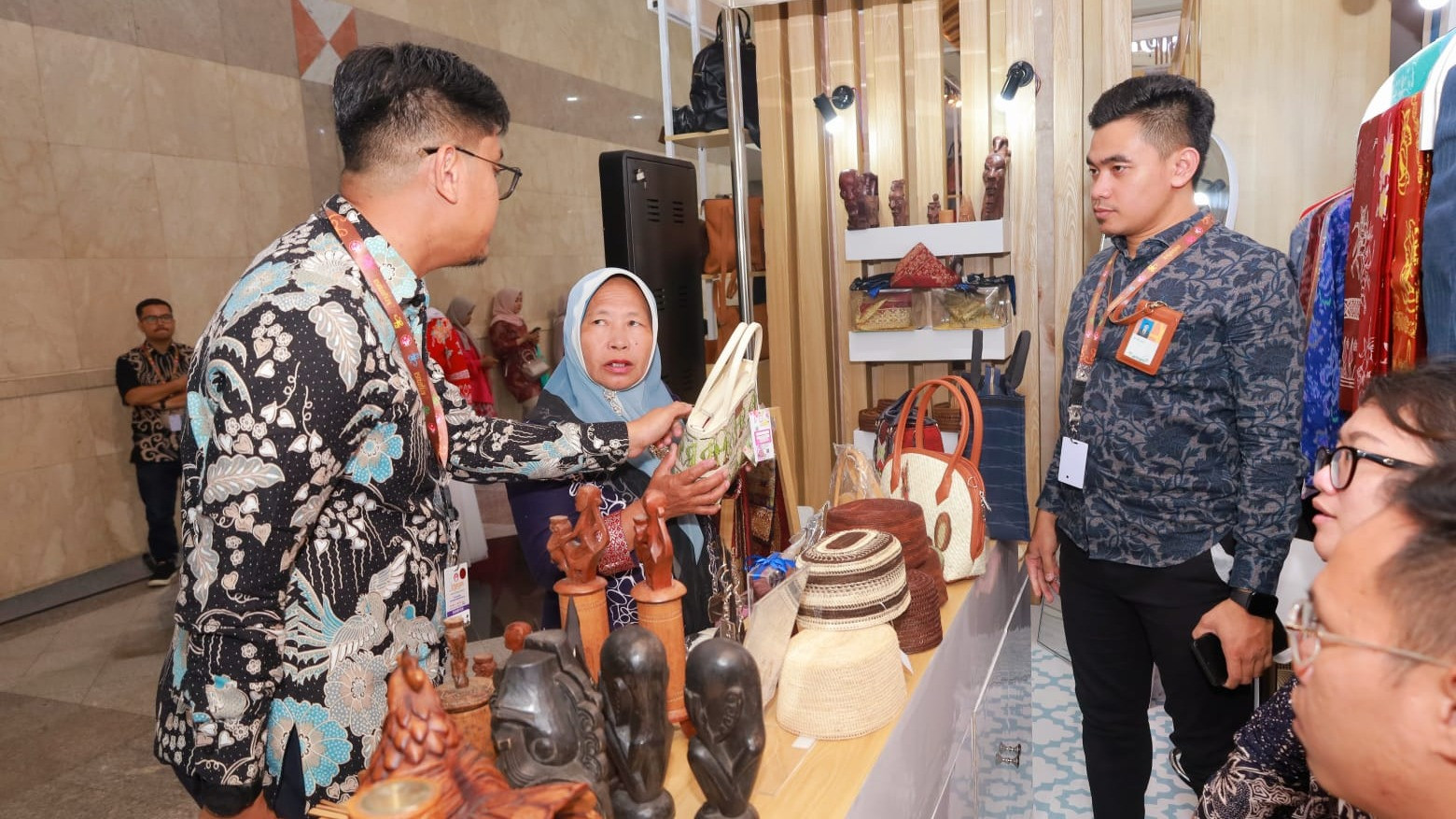 BUMN Holding Industri Pertambangan Indonesia MIND ID mendukung mitra binaan usaha mikro kecil (UMK) turut serta menampilkan produk budaya kerajinan tangan melalui Pameran Kriyanusa 2024 di Jakarta Convention Center (JCC)