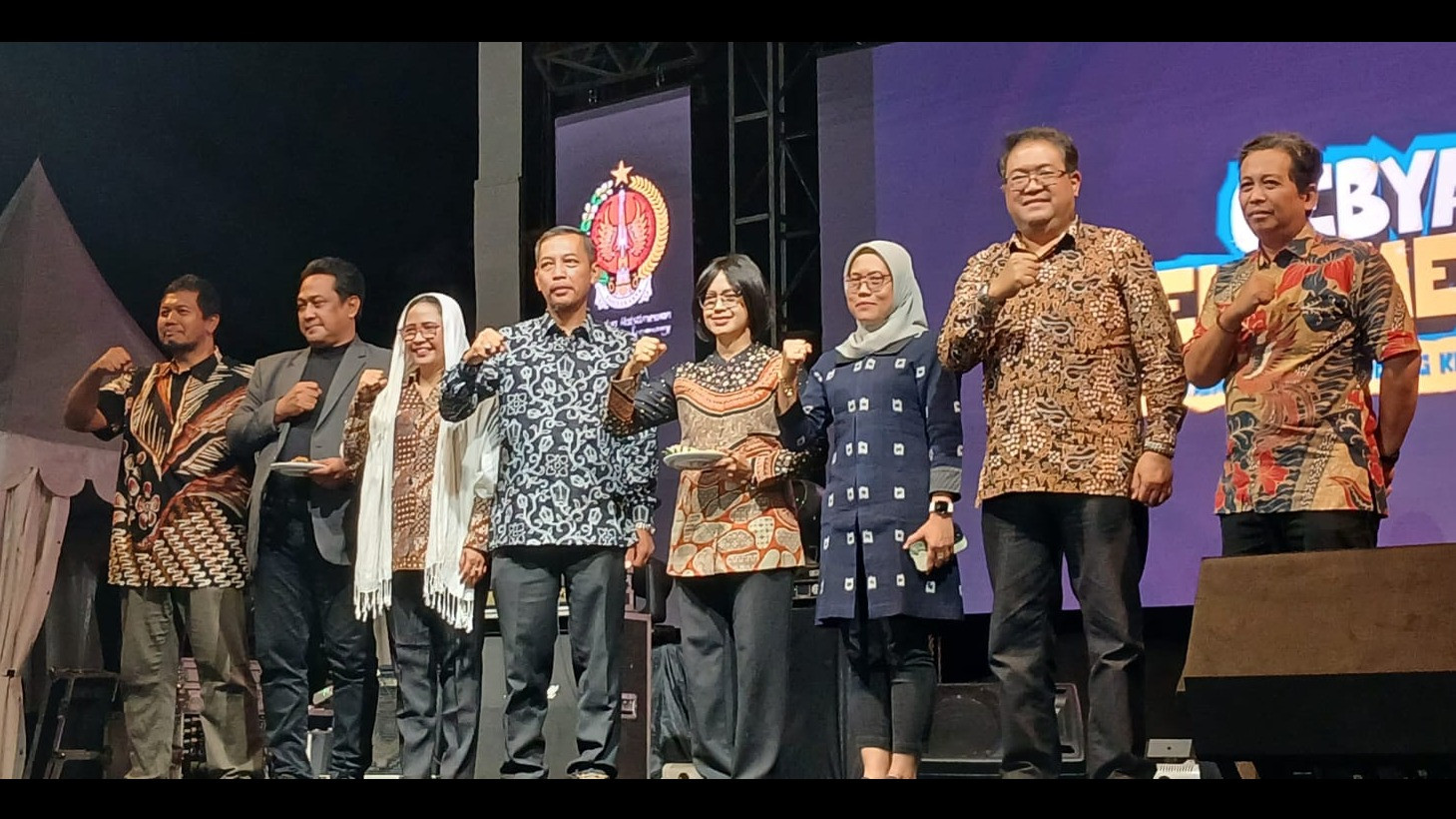 Potong tumpeng saat puncak acara Gebyar Keistimewaan DIY, Sabtu (31/8/2024) malam.