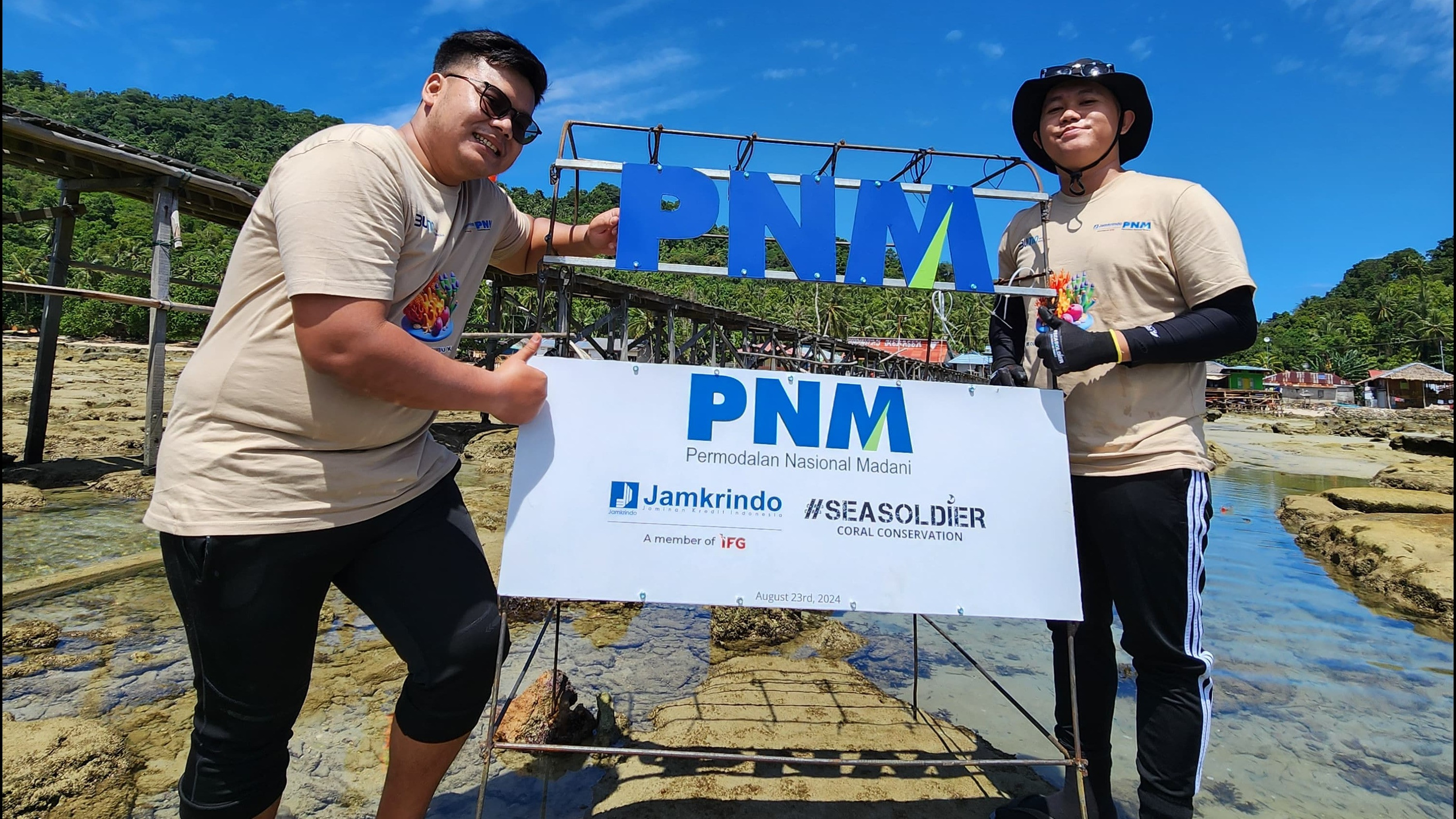 PT Permodalan Nasional Madani (PNM), melalui program PNM Peduli, menggandeng PT Asuransi Jasa Indonesia (JASINDO) melakukan penanaman 2.000 pohon Mangrove di Desa Pasir, Kalimantan Barat.