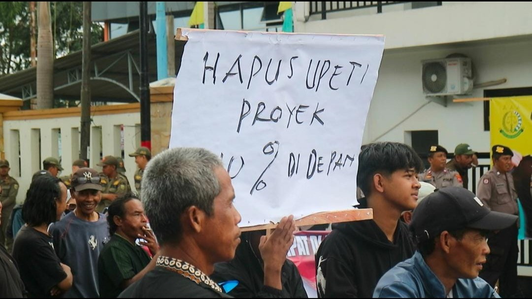 Ratusan massa yang tergabung dalam Rajawali Emas Kebumen, turun ke jalan mendatangi Kantor Kejaksaan Ngeri (Kejari) Kebumen, Kamis (5/9/2024).