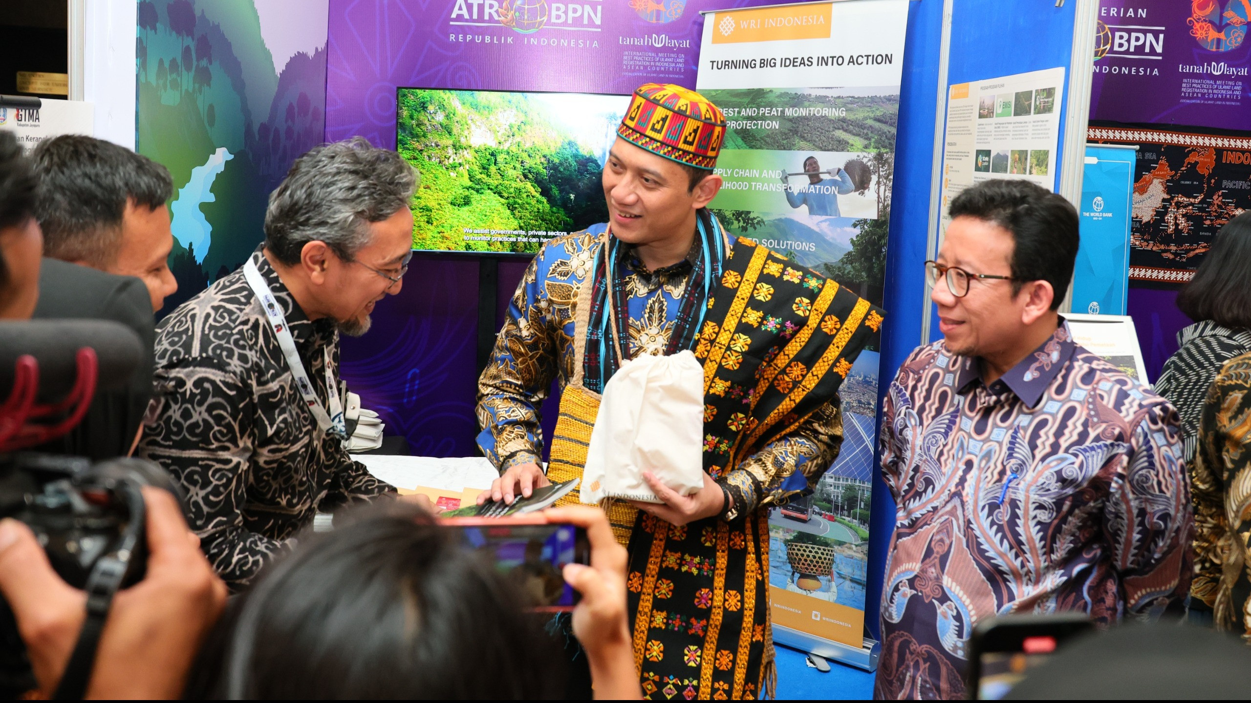 Menteri Agraria dan Tata Ruang/Kepala Badan Pertanahan Nasional (ATR/BPN), Agus Harimurti Yudhoyono (AHY) meresmikan Ekshibisi Tanah Ulayat.