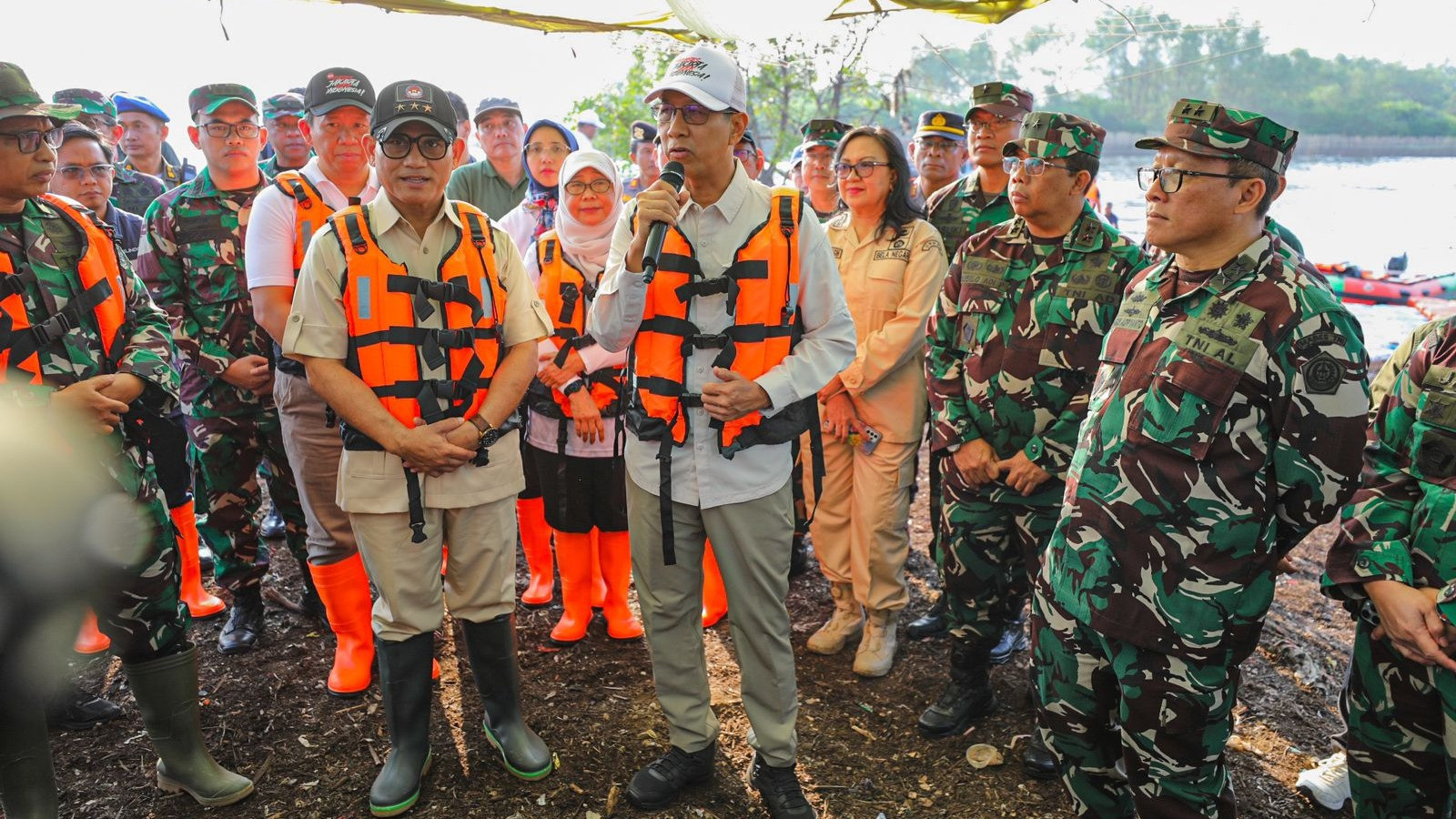 Penjabat (Pj.) Gubernur DKI Jakarta Heru Budi Hartono didampingi Rektor Universitas Pertahanan (Unhan) Letjen TNI Jonni Mahroza menghadiri pembukaan Pekan Grebek Sampah di kawasan Rumah Apung, Muara Angke, Pluit.