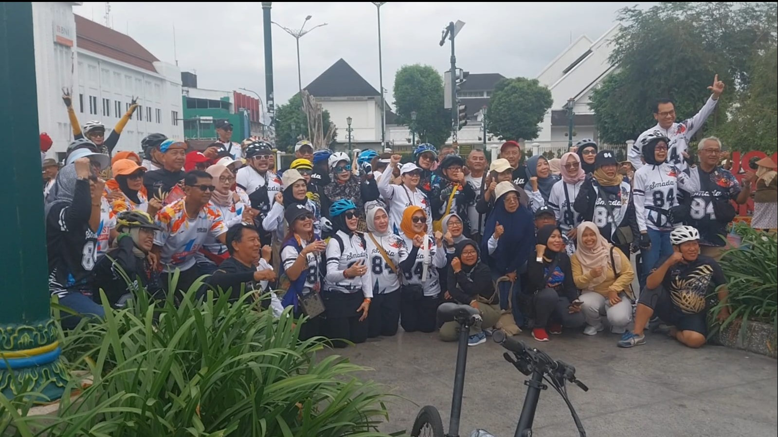 Suasana kegiatan wisata dengan flashmob dan minum jamu gratis di Kawasan Jalan Malioboro hingga Titik Nol Km