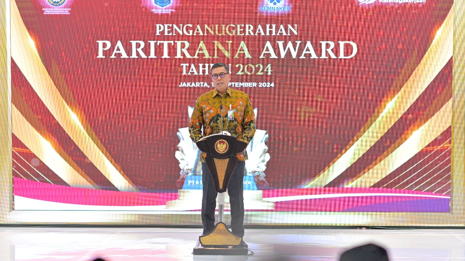 Wakil Presiden Republik Indonesia, Ma ruf Amin, menganugerahkan Paritrana Award kepada 12 Provinsi, 11 Kabupaten/Kota, 3 Desa, serta 13 pelaku usaha