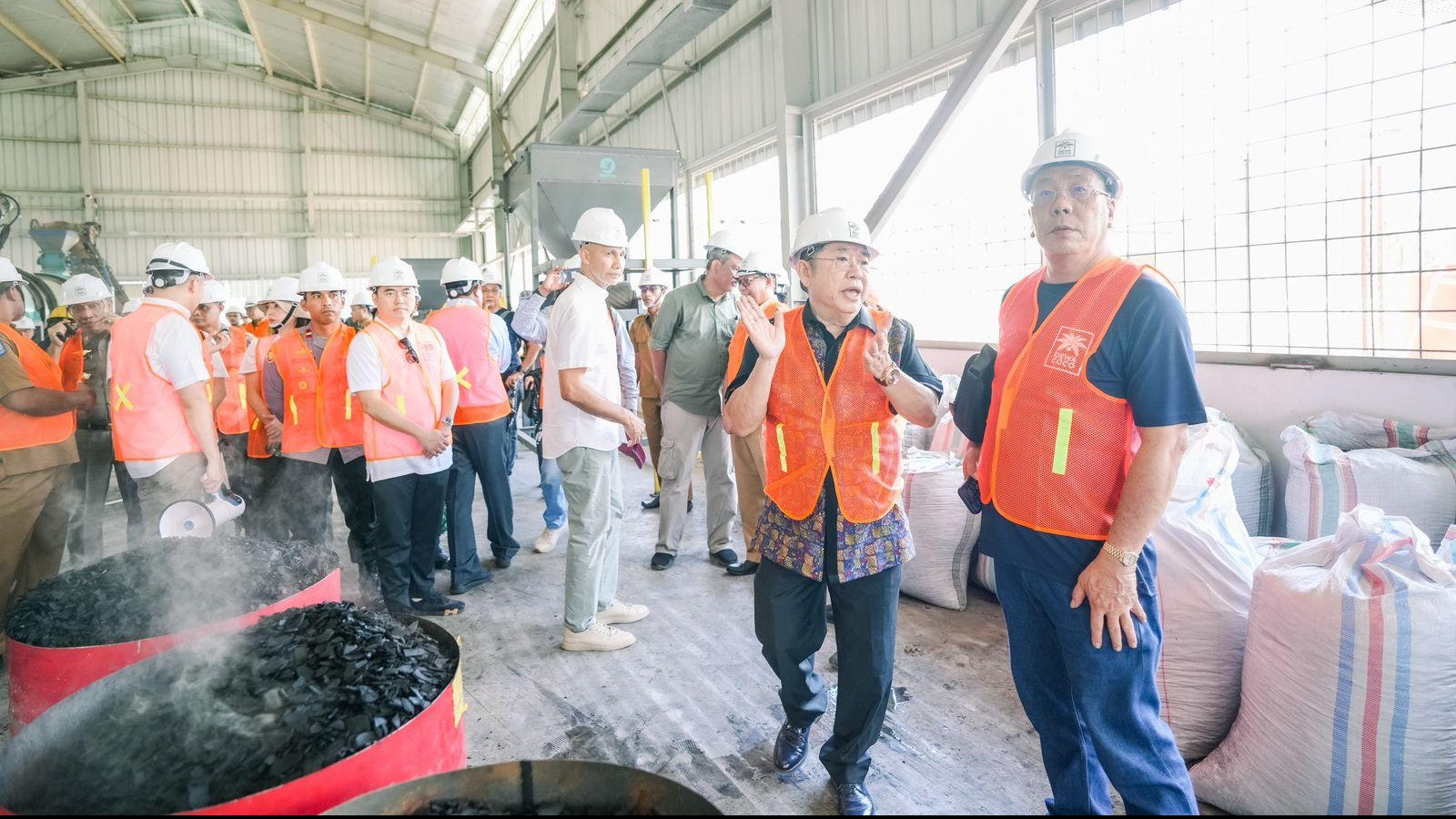 Komitmen JHL Group untuk turut berkontribusi dalam pengembangan industri agro bisnis di Tanah Air semakin tampak nyata. Perusahaan itu kini telah memiliki dua pabrik pengolahan kelapa yang sudah beroperasi.