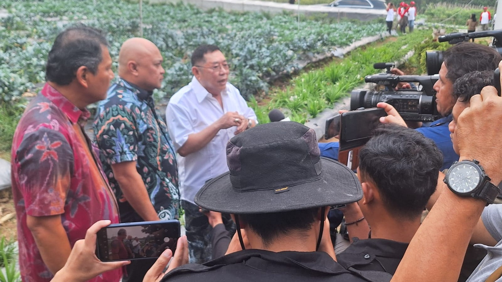 Yayasan JHL Merah Putih Kasih (YMPK) menggandeng sejumlah resto, hotel, dan jaringan supermarket untuk mendukung program unggulan YMPK.