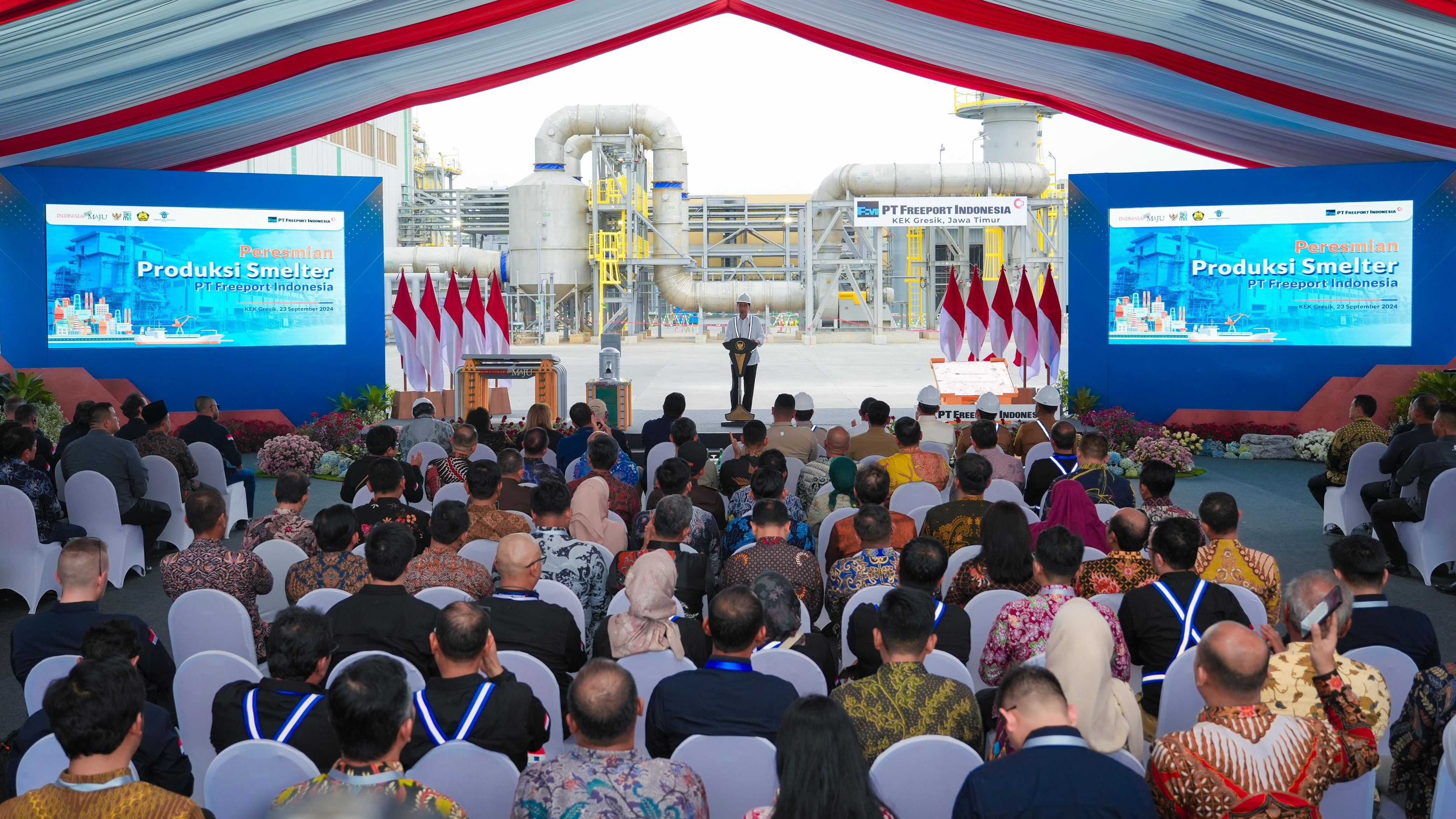 Presiden Joko Widodo meresmikan produksi Smelter PT Freeport Indonesia di Kawasan Ekonomi Khusus JIIPE, Gresik, Jawa Timur.