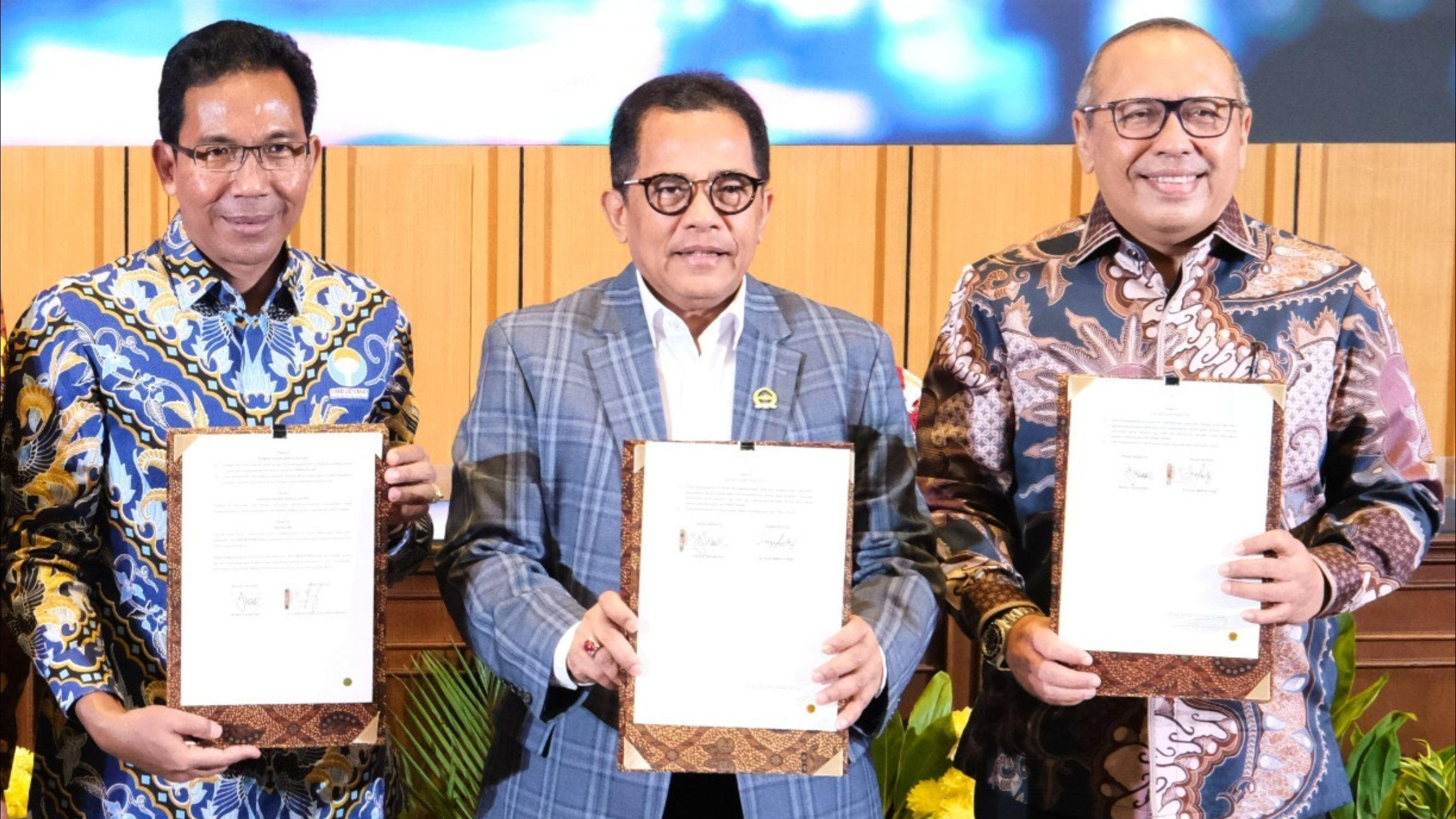 Sekjen Kementerian ATR/BPN Suyus Windayana bersama Sekjen DPR RI, Indra Iskandar menandatangani Nota Kesepahaman tentang Peningkatan Kualitas Penyelenggaraan Pelayanan Publik.