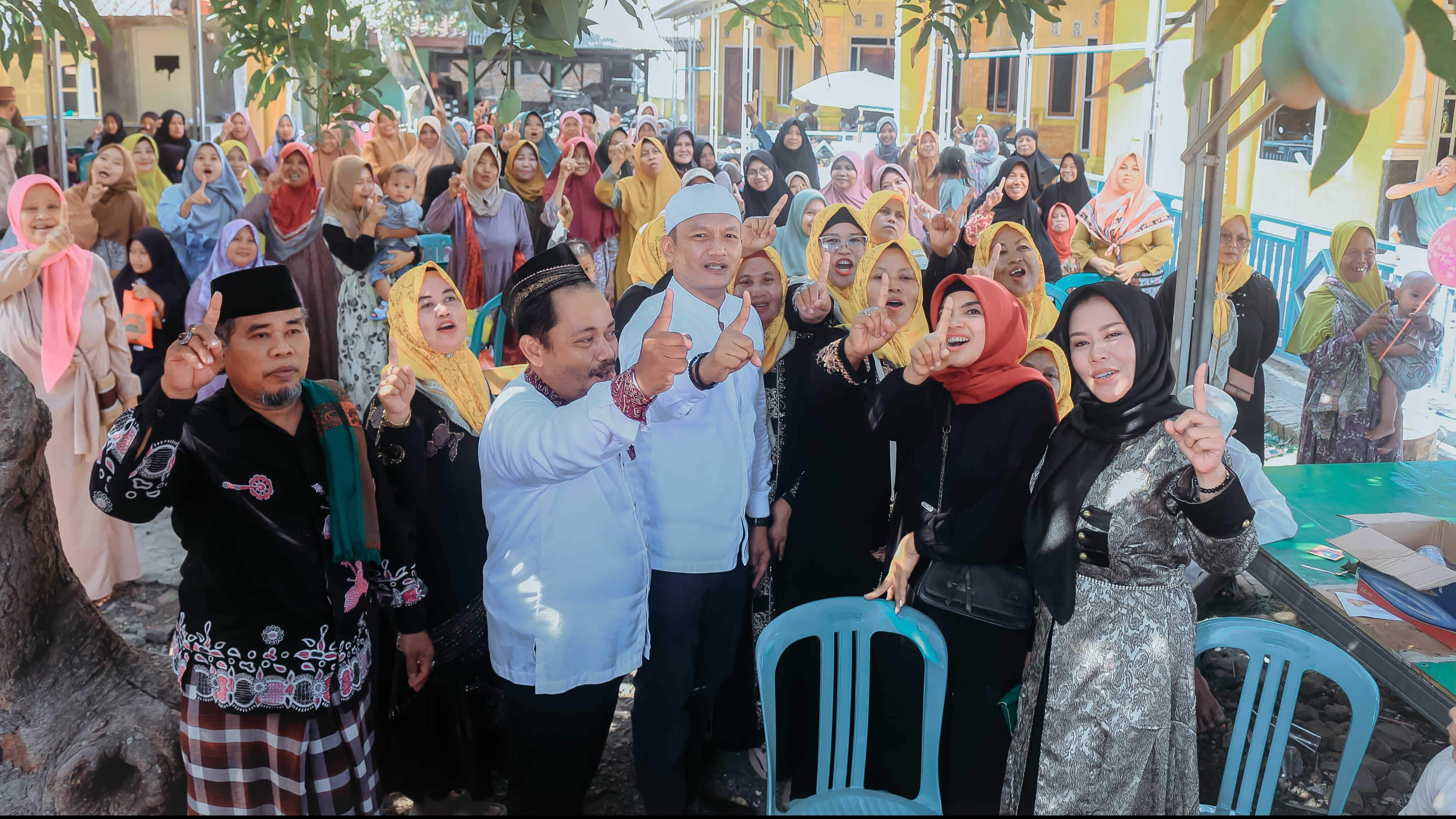 Ribuan warga Desa Sukra, Kecamatan Sukra, Kabupaten Indramayu mengikuti Maulid Nabi Muhammad SAW yang di laksanakan di Mushola Al Jannah pada, Minggu (29/9/2024).