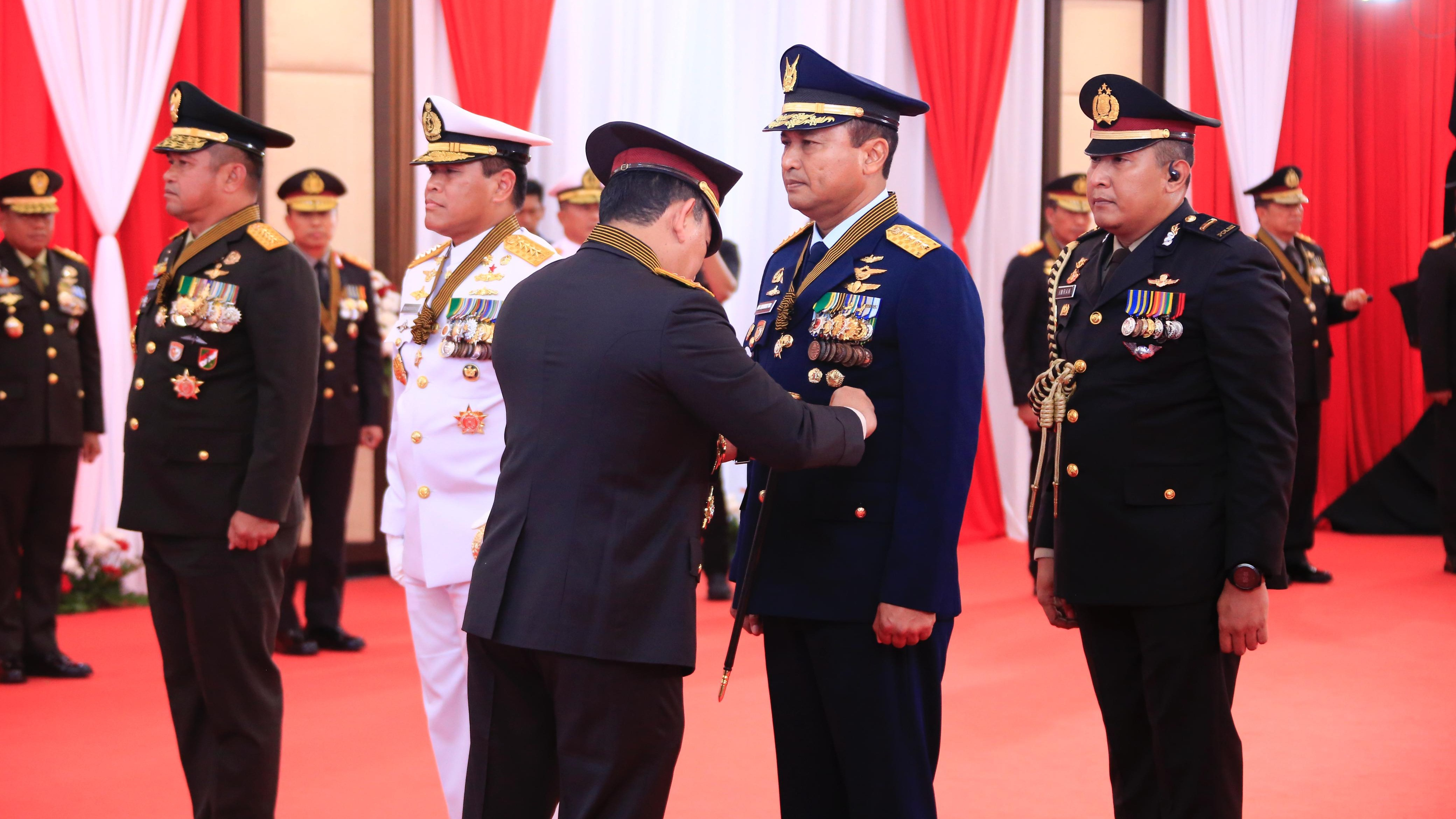 TNI-Polri terus bersinergi dan solid dalam rangka menjawab tantangan tugas, mengawal seluruh kebijakan Pemerintah saat ini dan yang akan datang.