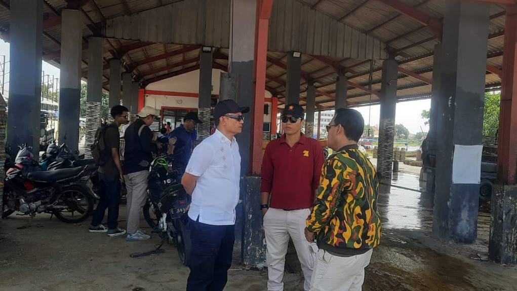 Siapkan Program Untuk Kemajuan Nelayan, Cabup Bambang Hermanto Dapat Doa Restu Nelayan
            - galeri foto