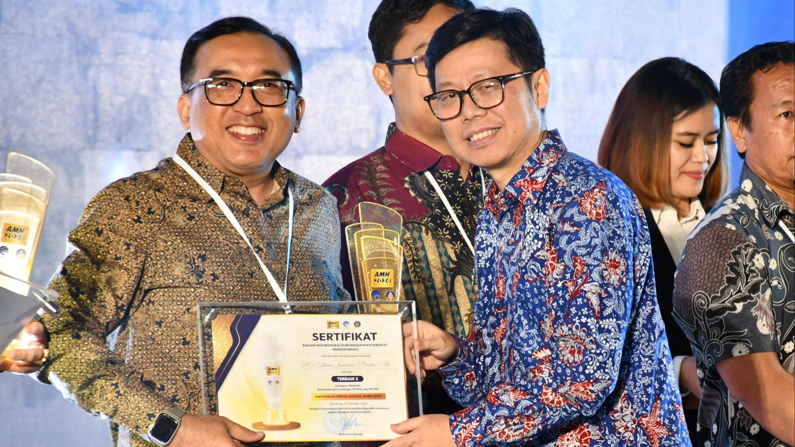 VP Corporate Communication Telkom Andri Herawan Sasoko menerima penghargaan pada ajang Anugerah Media Humas (AMH) 2024 yang diselenggarakan oleh Kementerian Komunikasi dan Informatika RI.