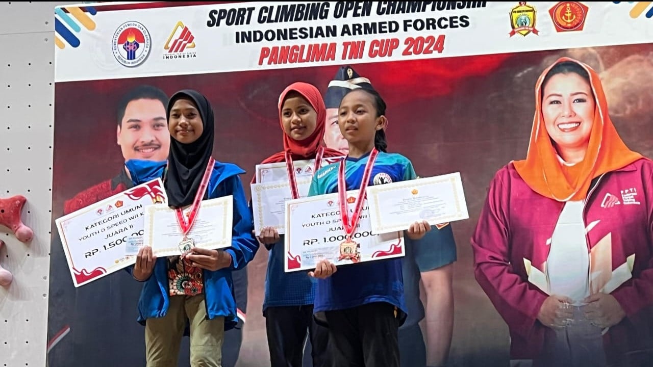 Restu Aqila Bumi, atlet Kelompok Umur Youth D dari Nusantara Sport Climbing Yogyakarta naik podium.