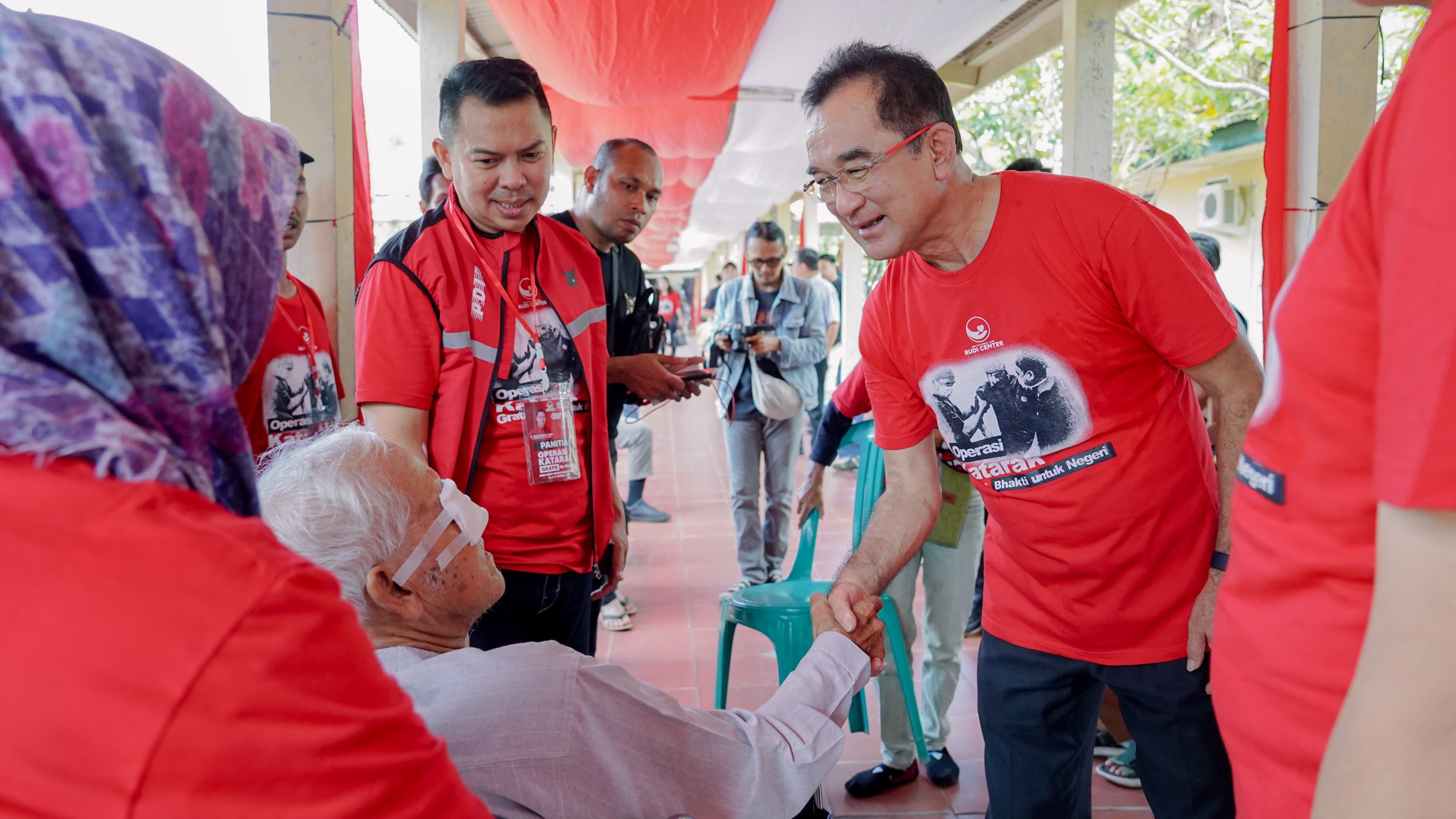 Sebanyak 200 pasien berhasil dilakukan tindakan operasi katarak dalam bakti sosial yang diselenggarakan oleh PDI Perjuangan (PDI-P) Bangka Belitung dan Yayasan Rudi Center.