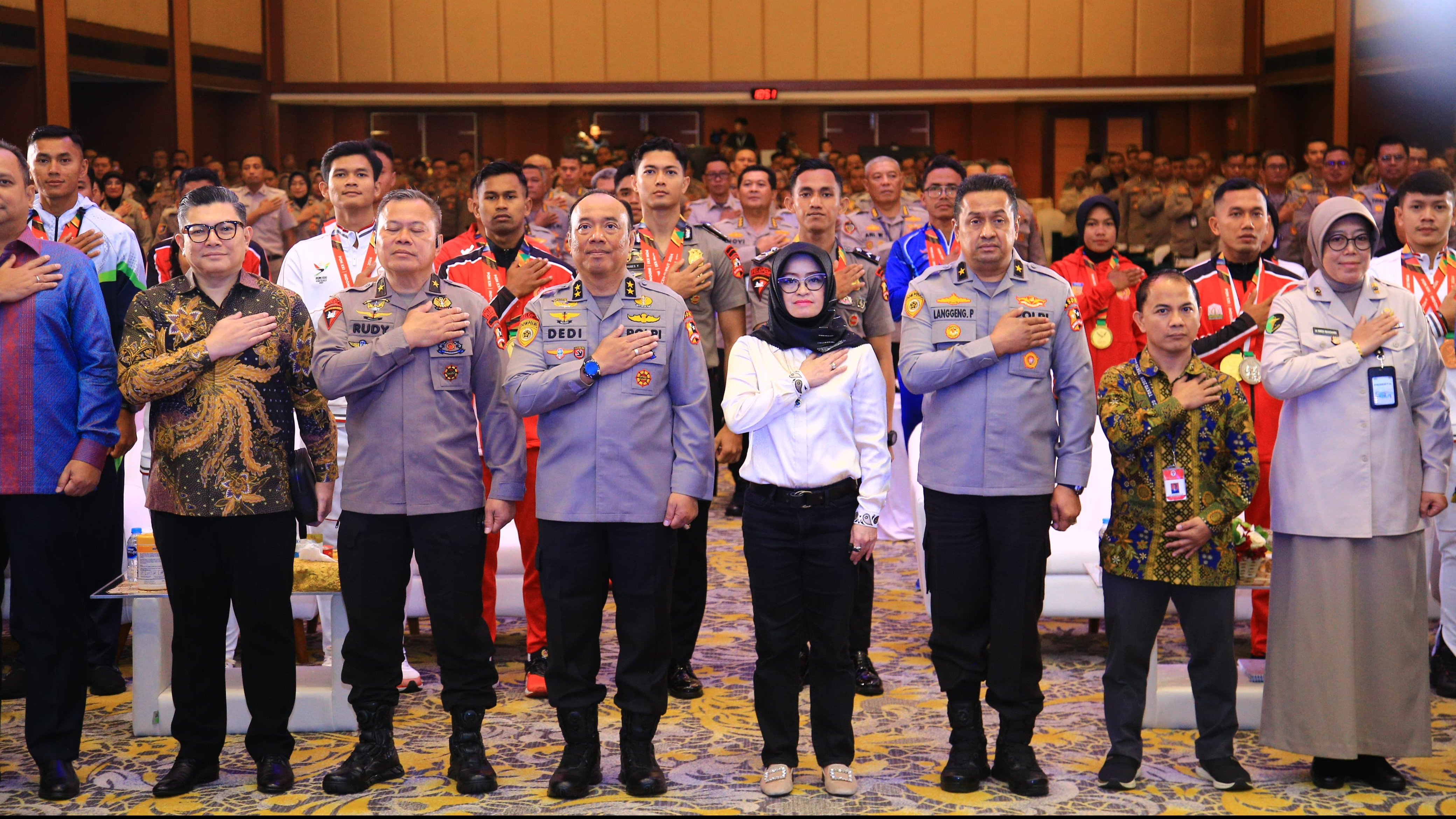 SSDM Polri memberikan Pin Emas sebagai apresiasi kepada atlet-atlet Polri yang baru saja mengukir prestasi di ajang Pekan Olahraga Nasional (PON) XXI Aceh – Sumut.