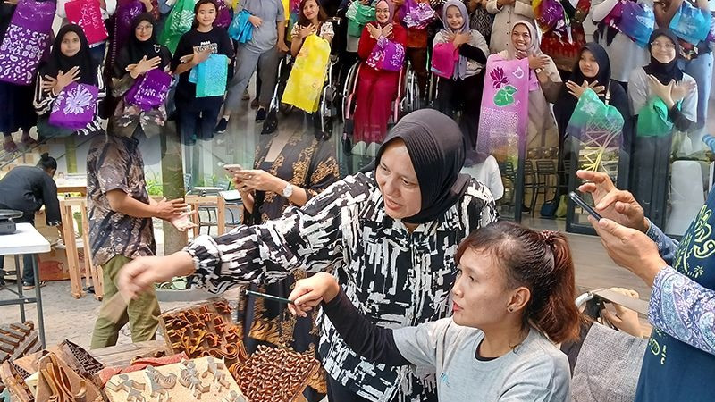 PT Permodalan Nasional Madani (PNM) dan PT Jaminan Kredit Indonesia (JAMKRINDO), bekerja sama dalam program pelatihan kewirausahaan membatik untuk perempuan penyandang disabilitas.