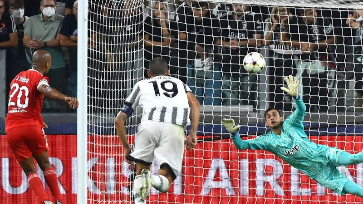 Kiper Juventus, Mattia Perin