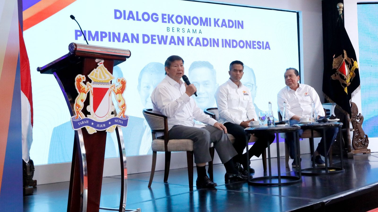 Hashim Djojohadikusumo, Anindya Bakrie, dan Chairul Tanjung  dalam Dialog EKonomi Kadin