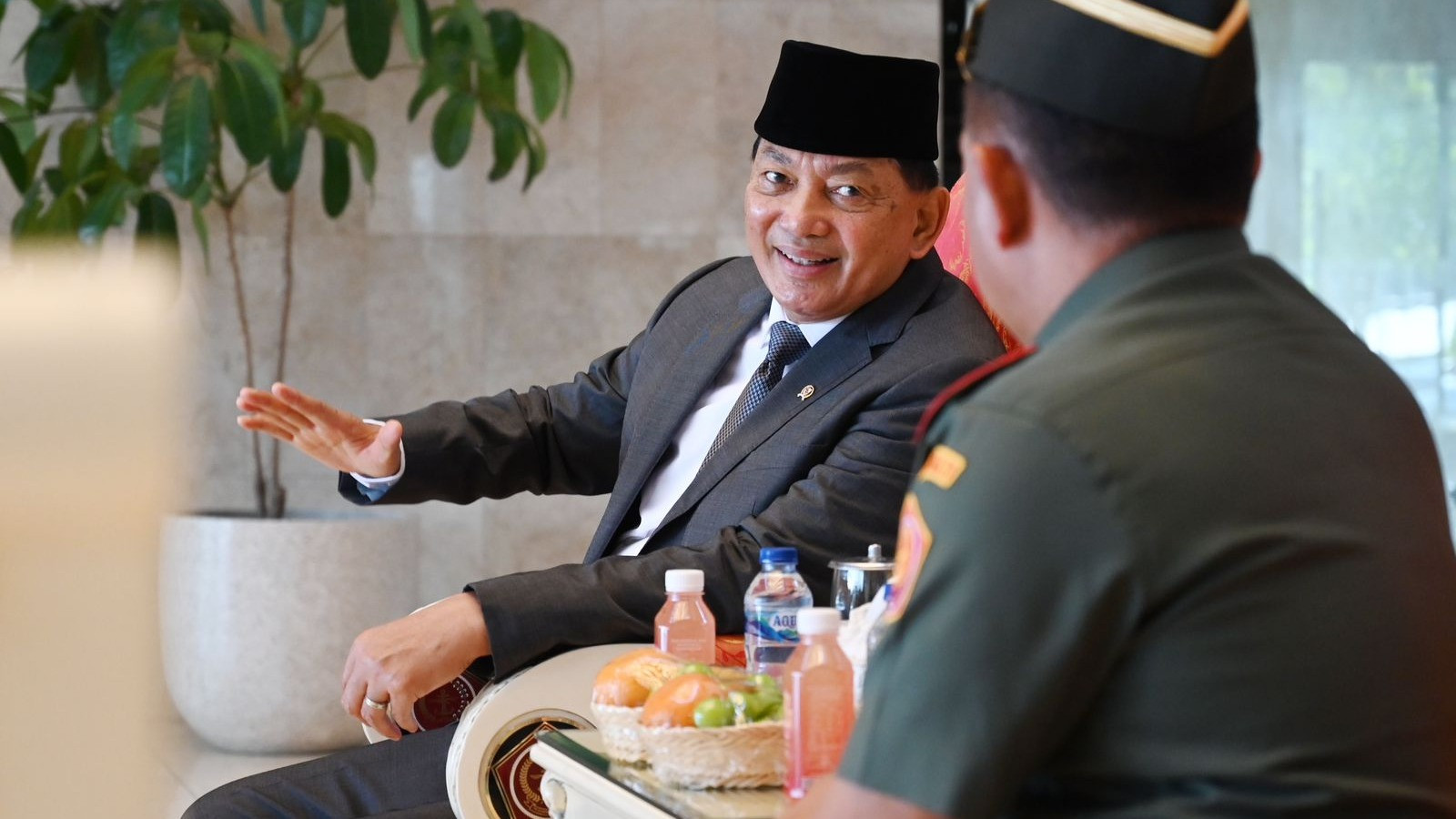 Menteri Pertahanan Republik Indonesia, Sjafrie Sjamsoeddin, melakukan kunjungan silaturahmi pertamanya ke Markas Besar Tentara Nasional Indonesia (Mabes TNI) di Cilangkap, Jakarta Timur