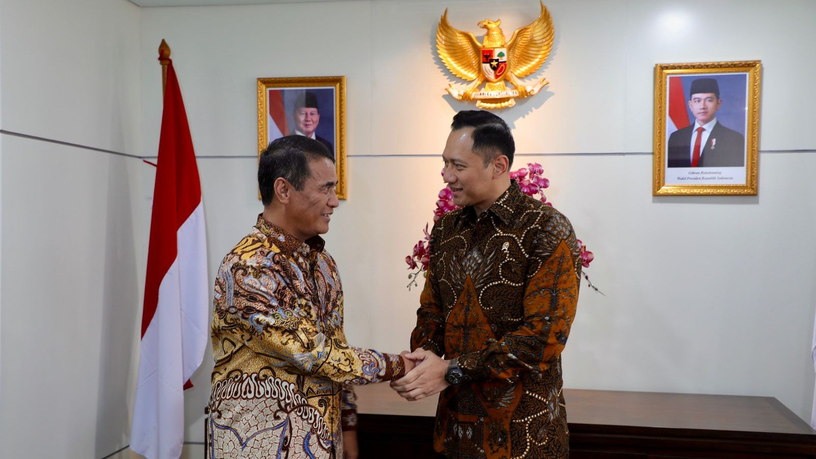 Menko AHY seusai memimpin rapat lintas Kementerian di kantor Menteri Koordinator Infrastruktur dan Pembangunan Kewilayahan