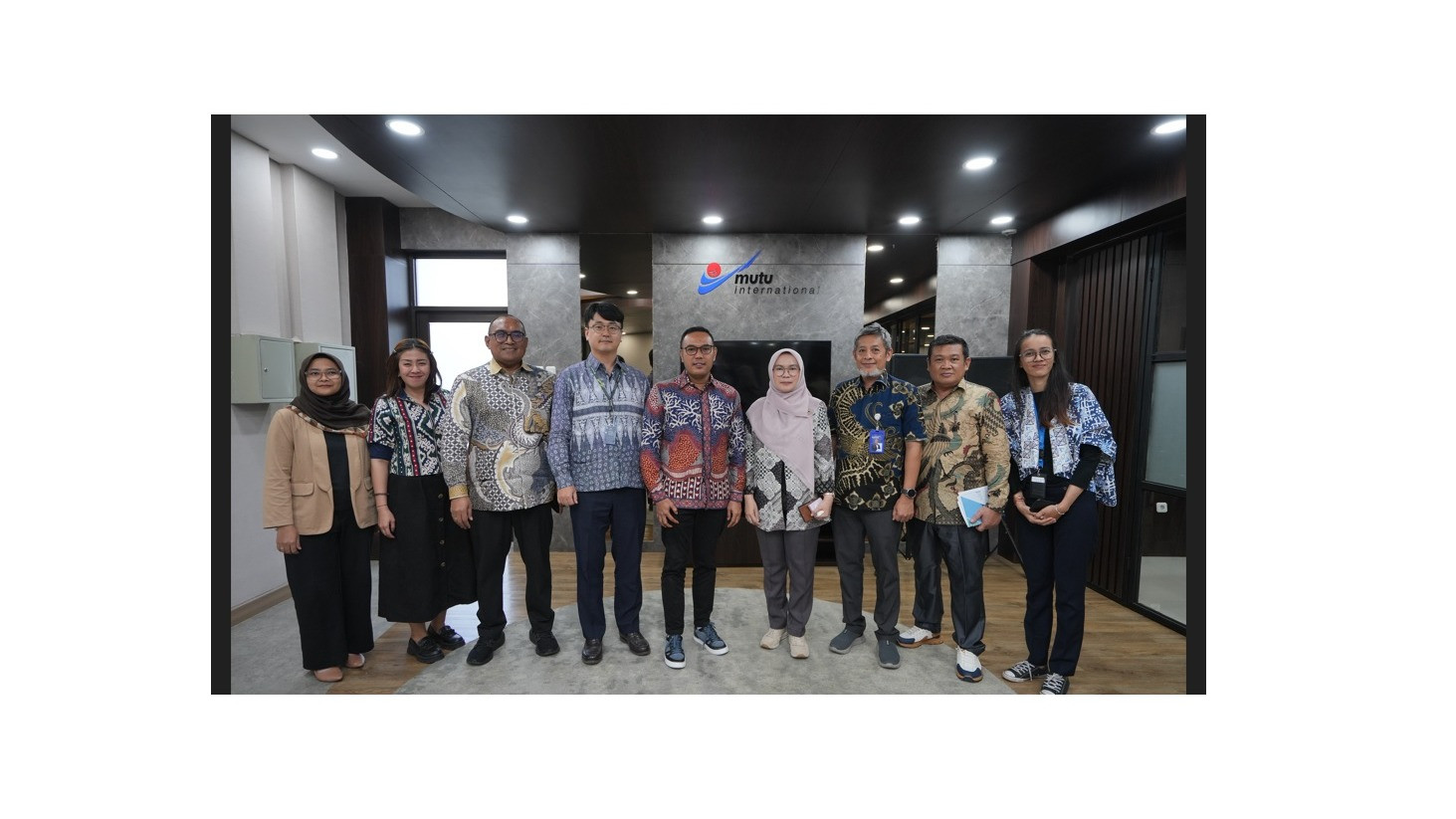 Sangjo Woo, Deputy General Manager TSE, dan Luwy Leunufna, Direktur TSE Group, menerima sertifikat ISCC dari lembaga sertifikasi, Mutu International.