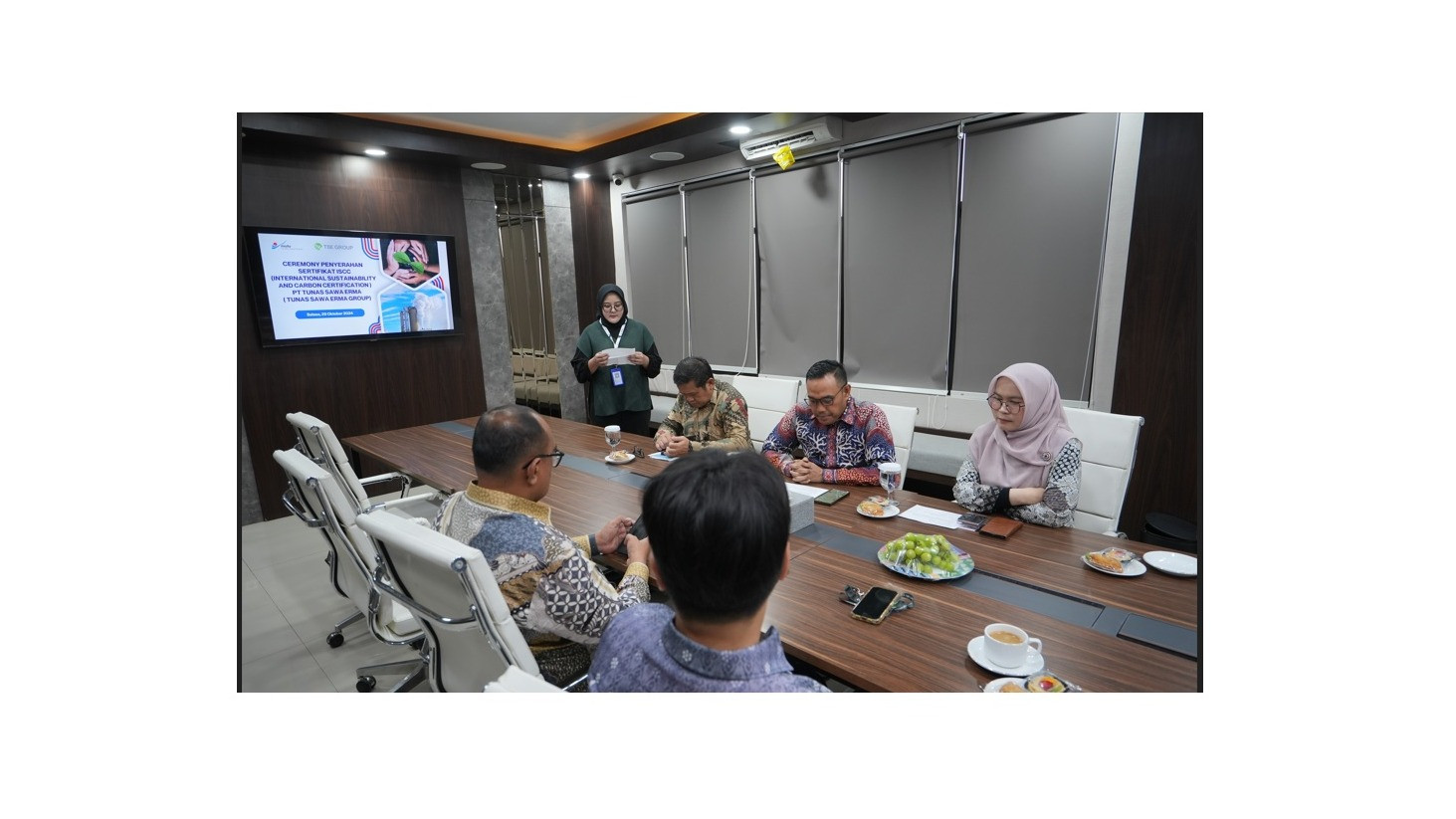 Sangjo Woo, Deputy General Manager TSE, dan Luwy Leunufna, Direktur TSE Group, menerima sertifikat ISCC dari lembaga sertifikasi, Mutu International.