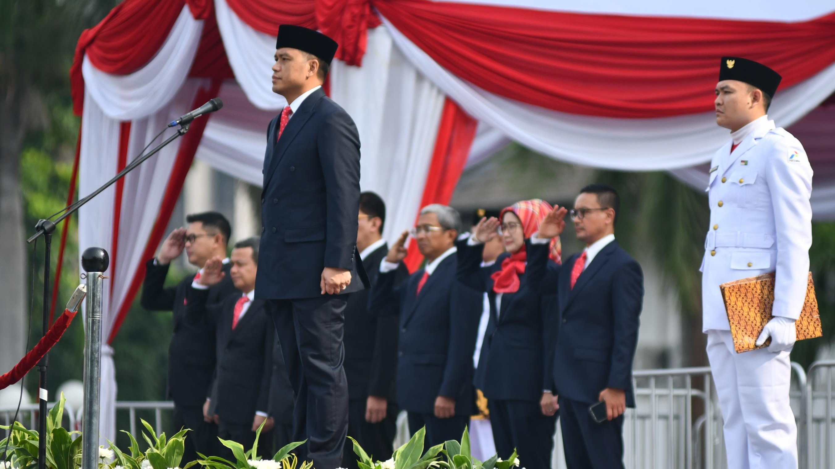 Memperingati Hari Pahlawan tahun 2024, jajaran Manajemen dan Perwira Pertamina Group menyelenggarakan upacara bendera di kantor pusat Pertamina.